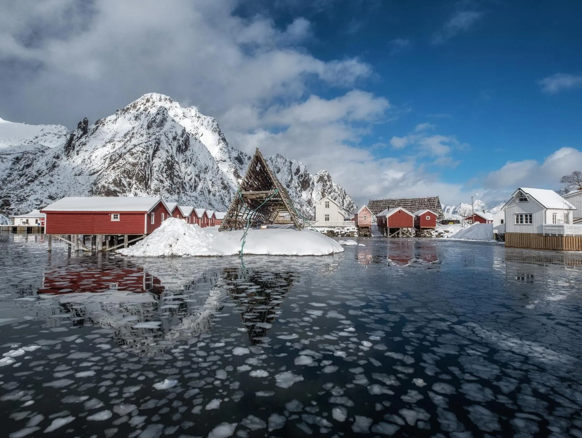 Mountain view in Svinøya Rorbuer
