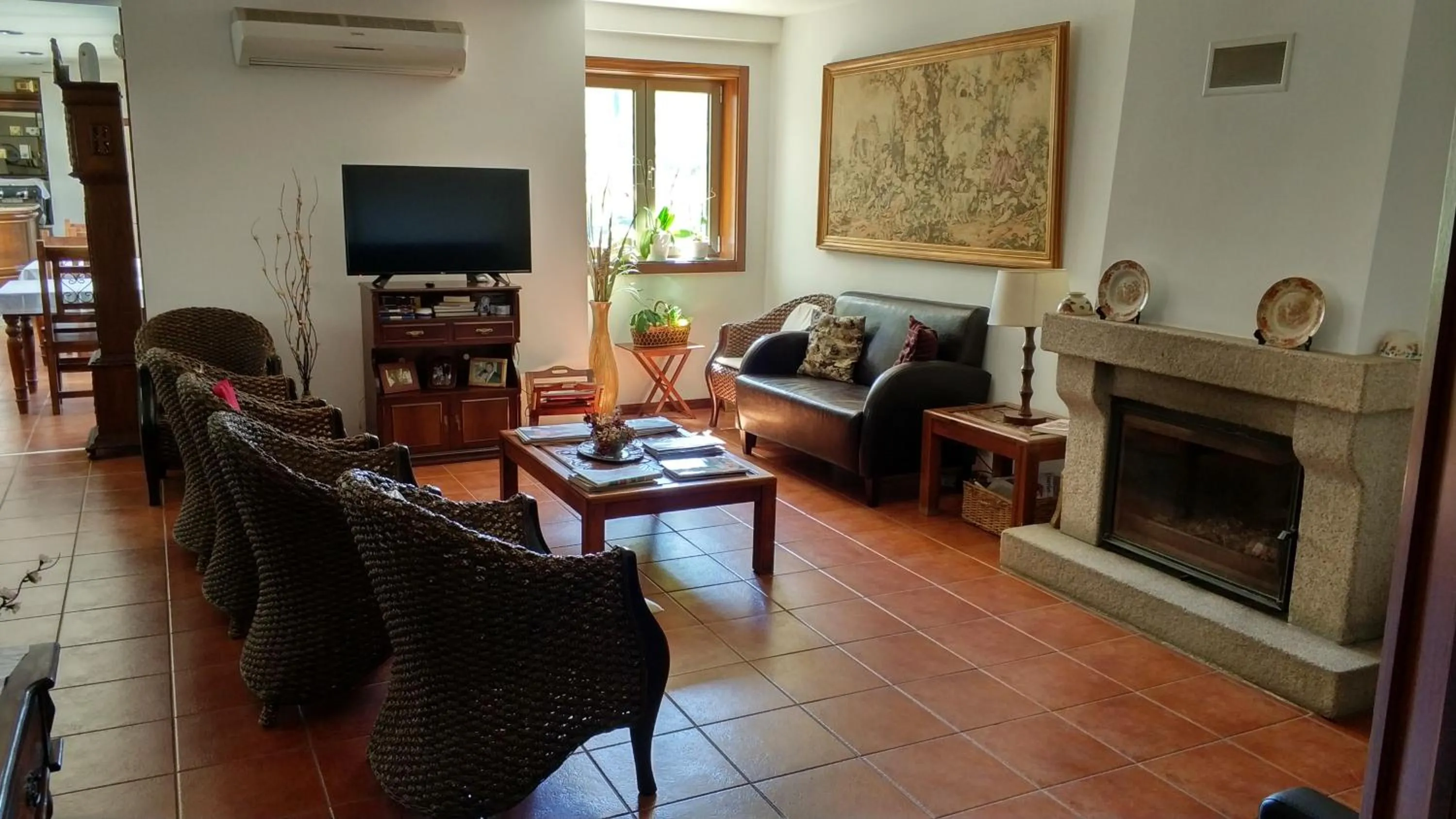 Communal lounge/ TV room in Hotel Casa do Tua
