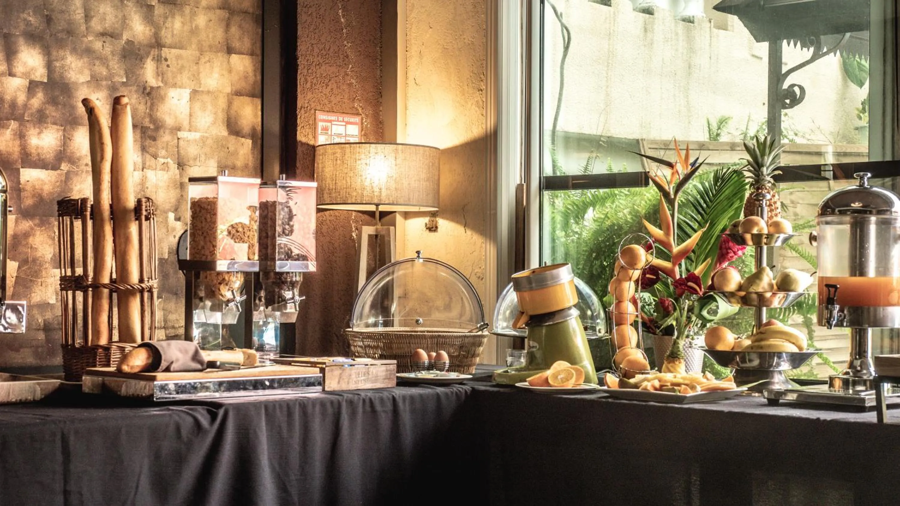 Buffet breakfast in Sud Hôtel