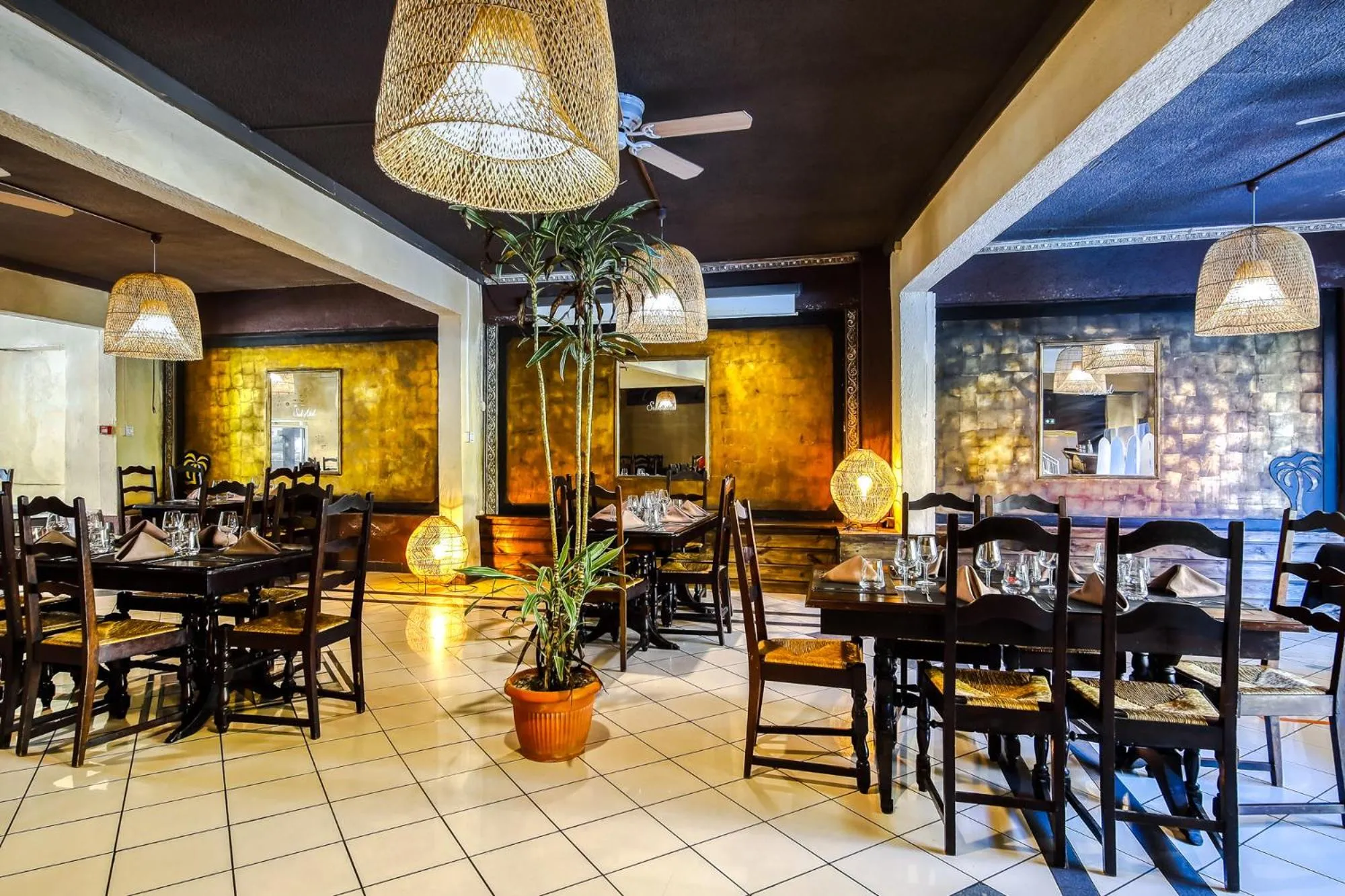 Restaurant/places to eat in Sud Hôtel