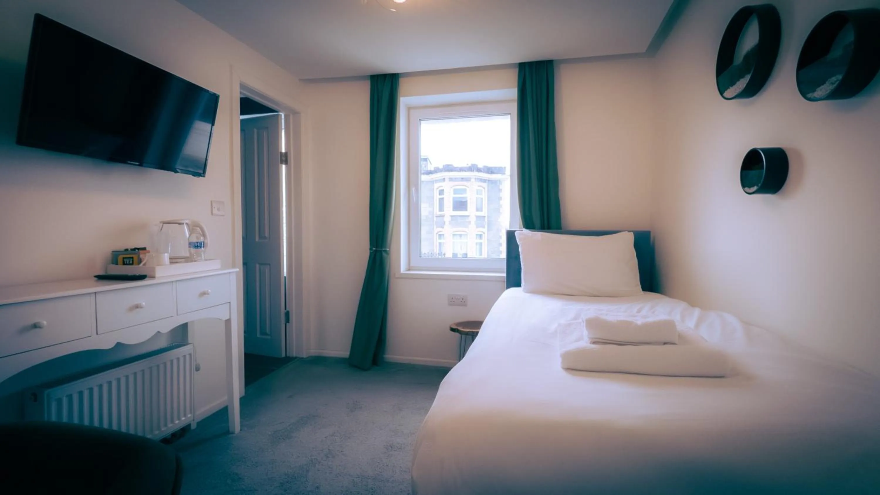 Bedroom, Bed in OYO Newquay Beach Hotel