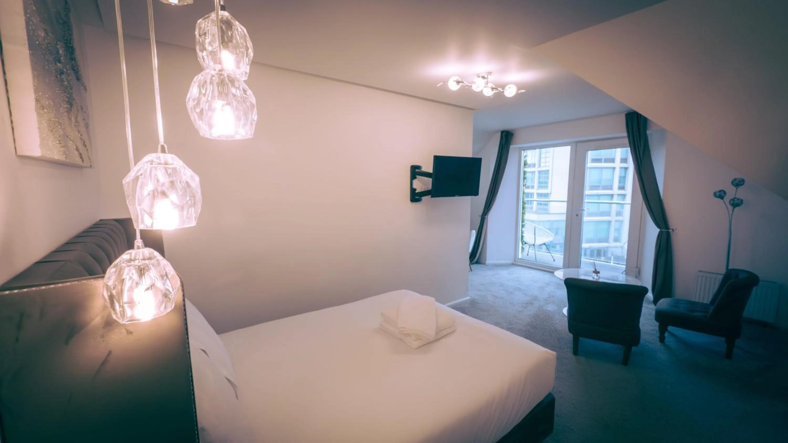 Bedroom, Bed in OYO Newquay Beach Hotel