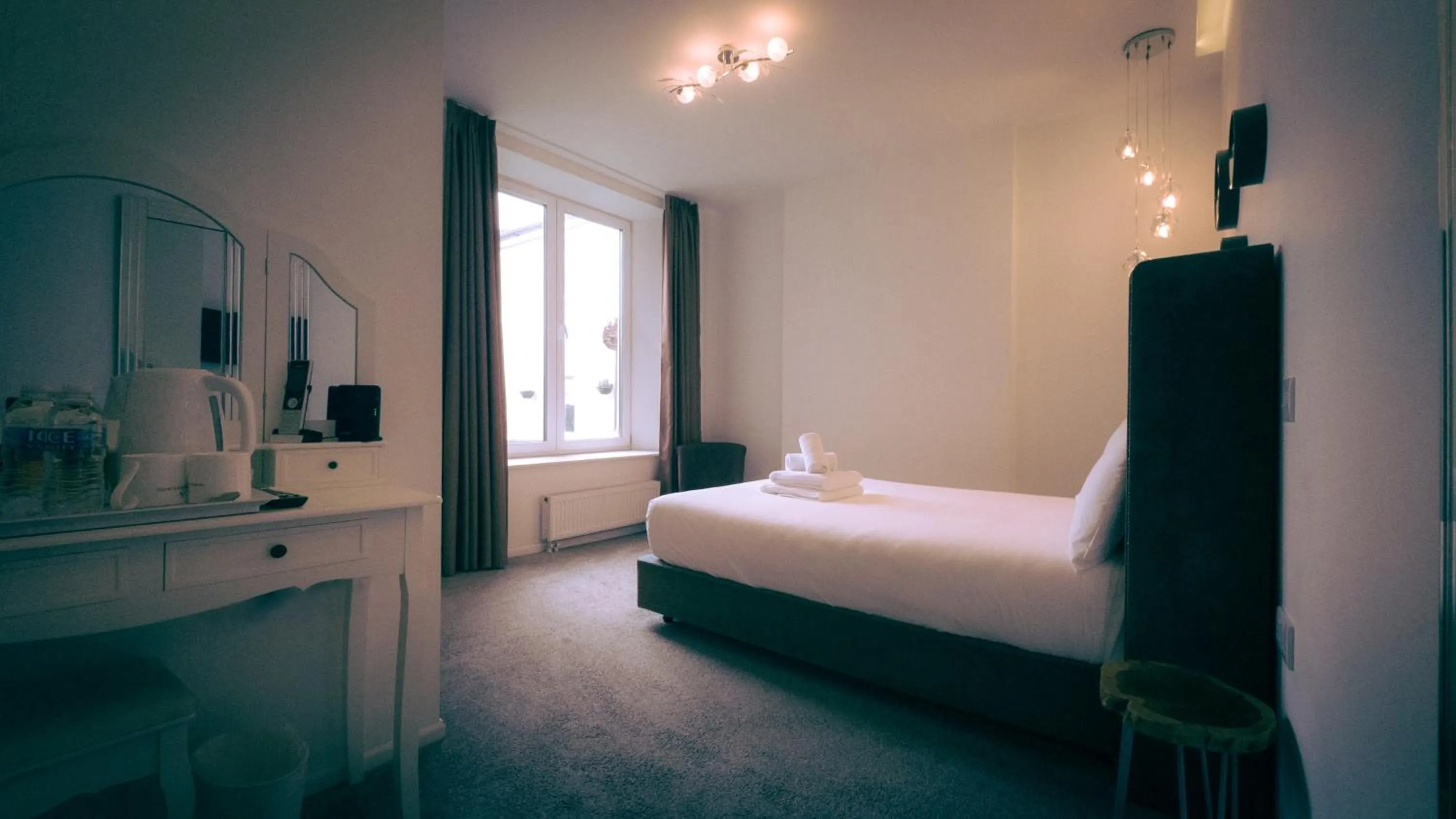 Bedroom, Bed in OYO Newquay Beach Hotel