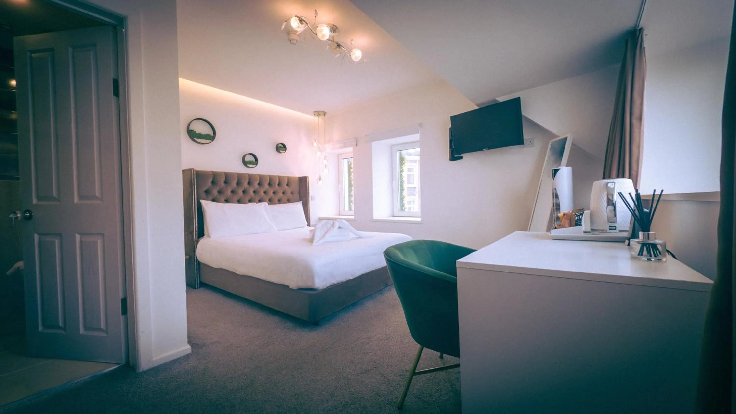 Bedroom, Bed in OYO Newquay Beach Hotel