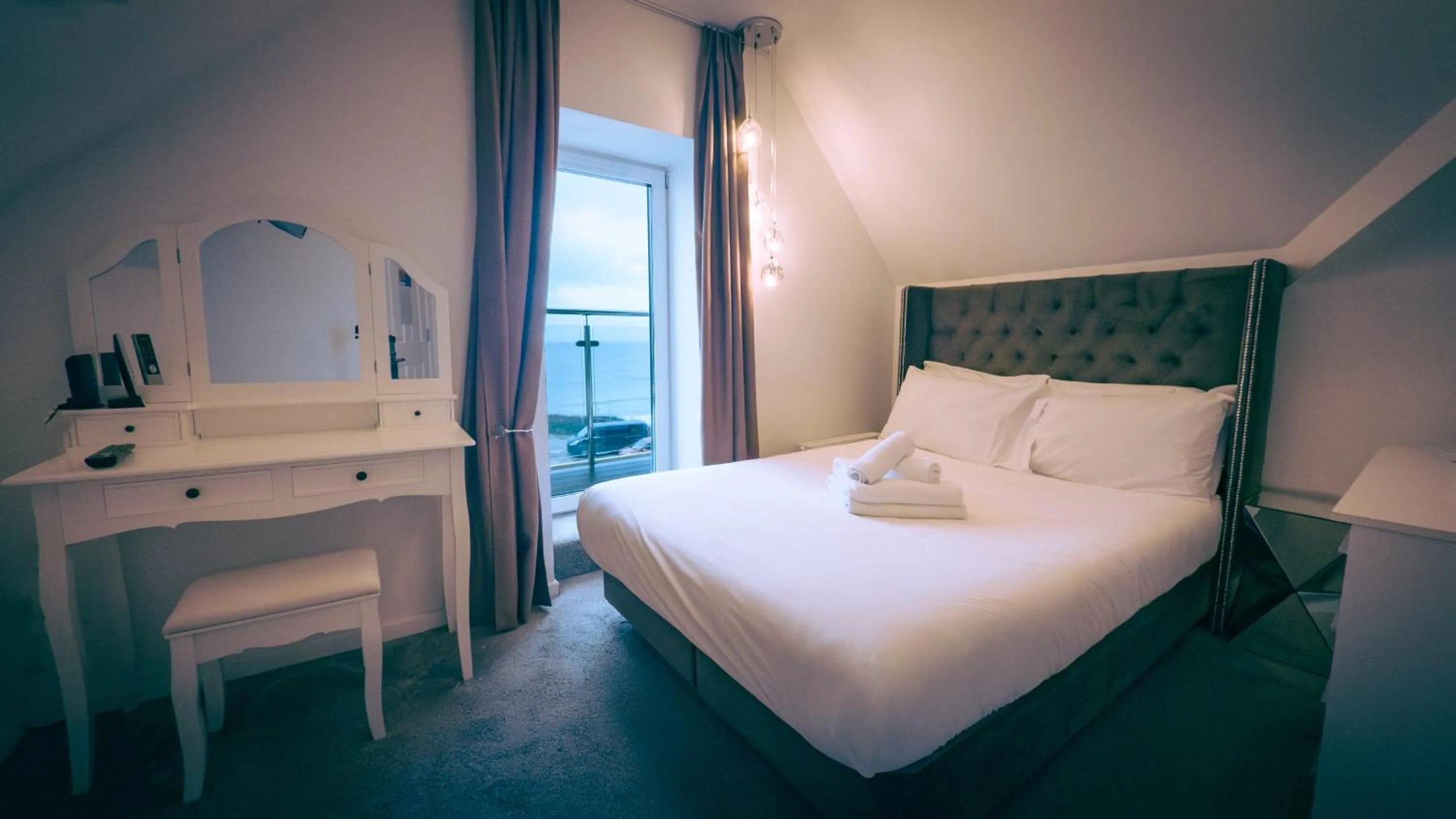 Bedroom, Bed in OYO Newquay Beach Hotel