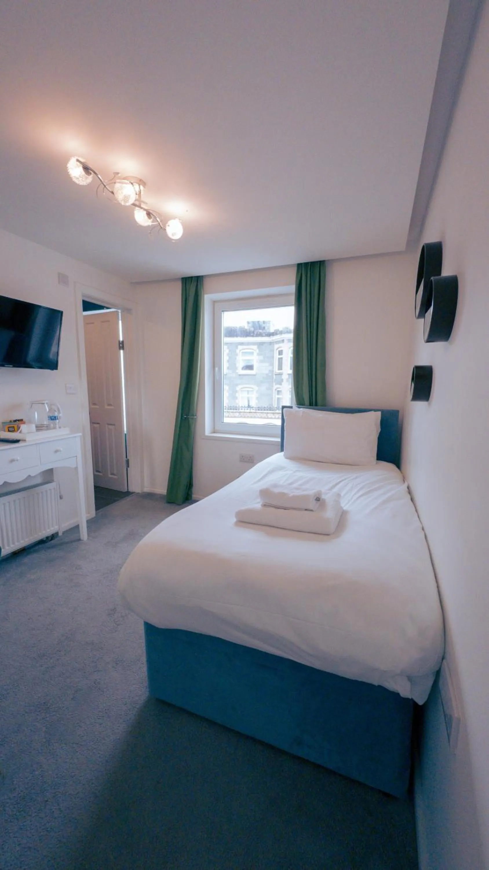 Bedroom, Bed in OYO Newquay Beach Hotel