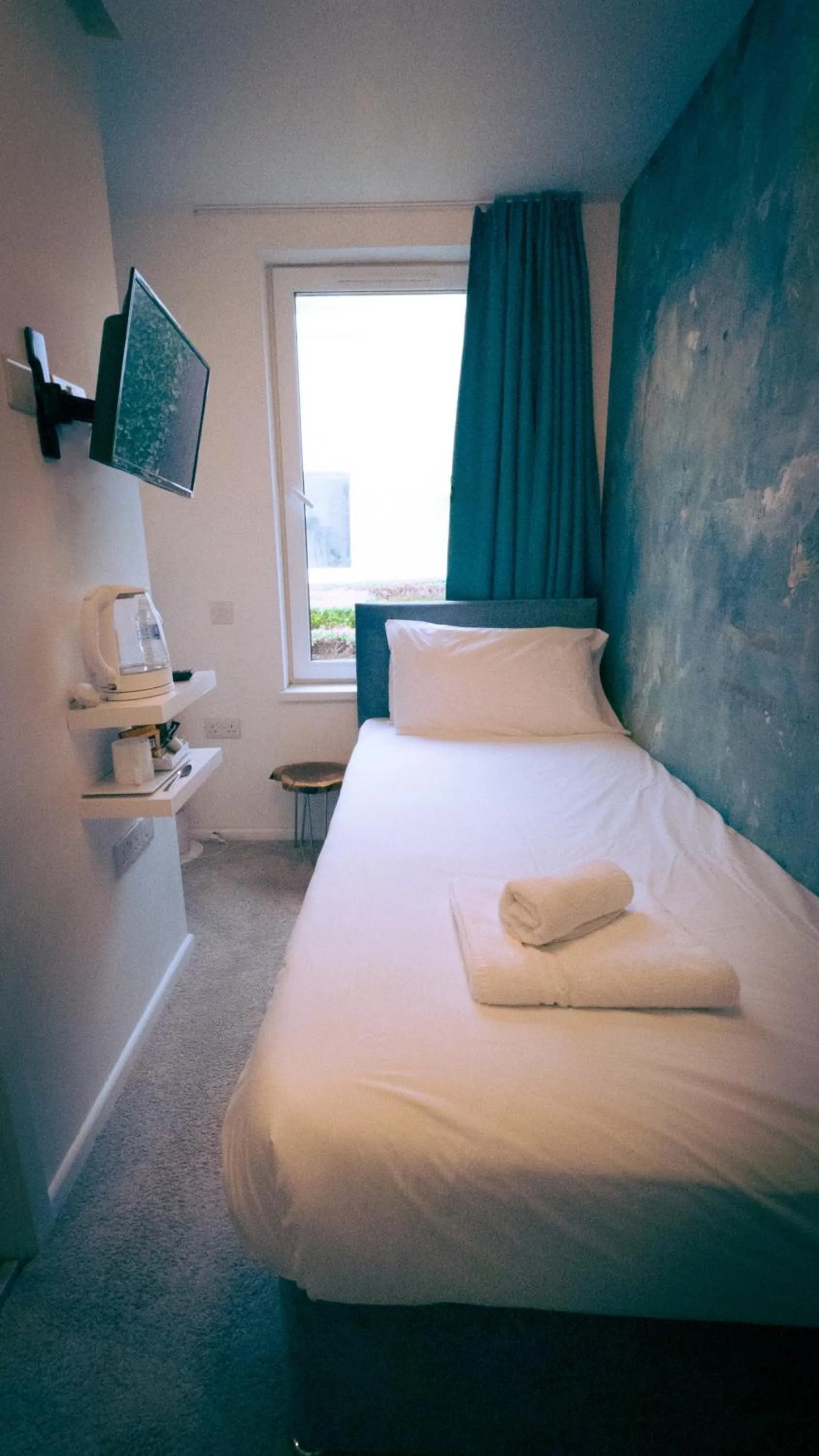 Bedroom, Bed in OYO Newquay Beach Hotel