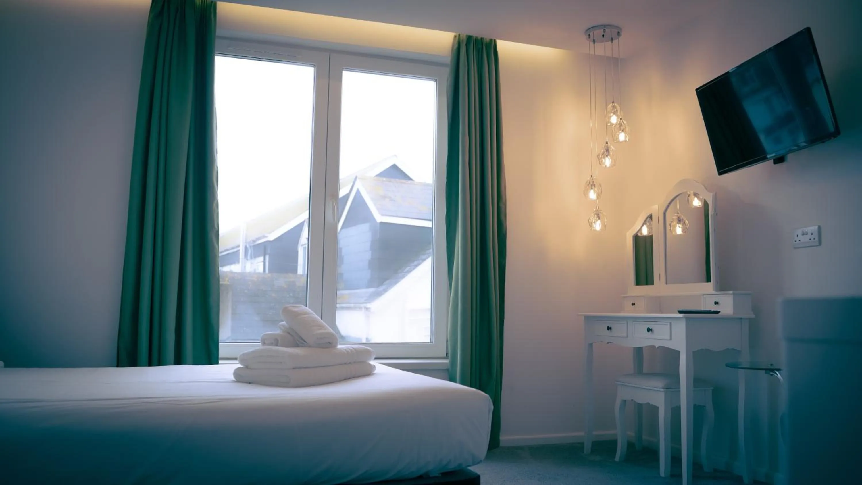 Bedroom, Bed in OYO Newquay Beach Hotel