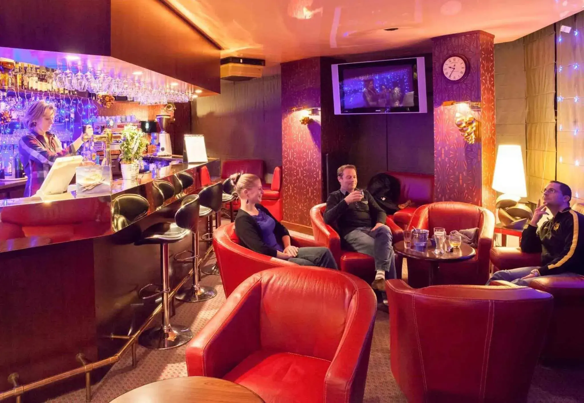 Lounge or bar in ibis Alençon Lounge or bar in ibis Alençon