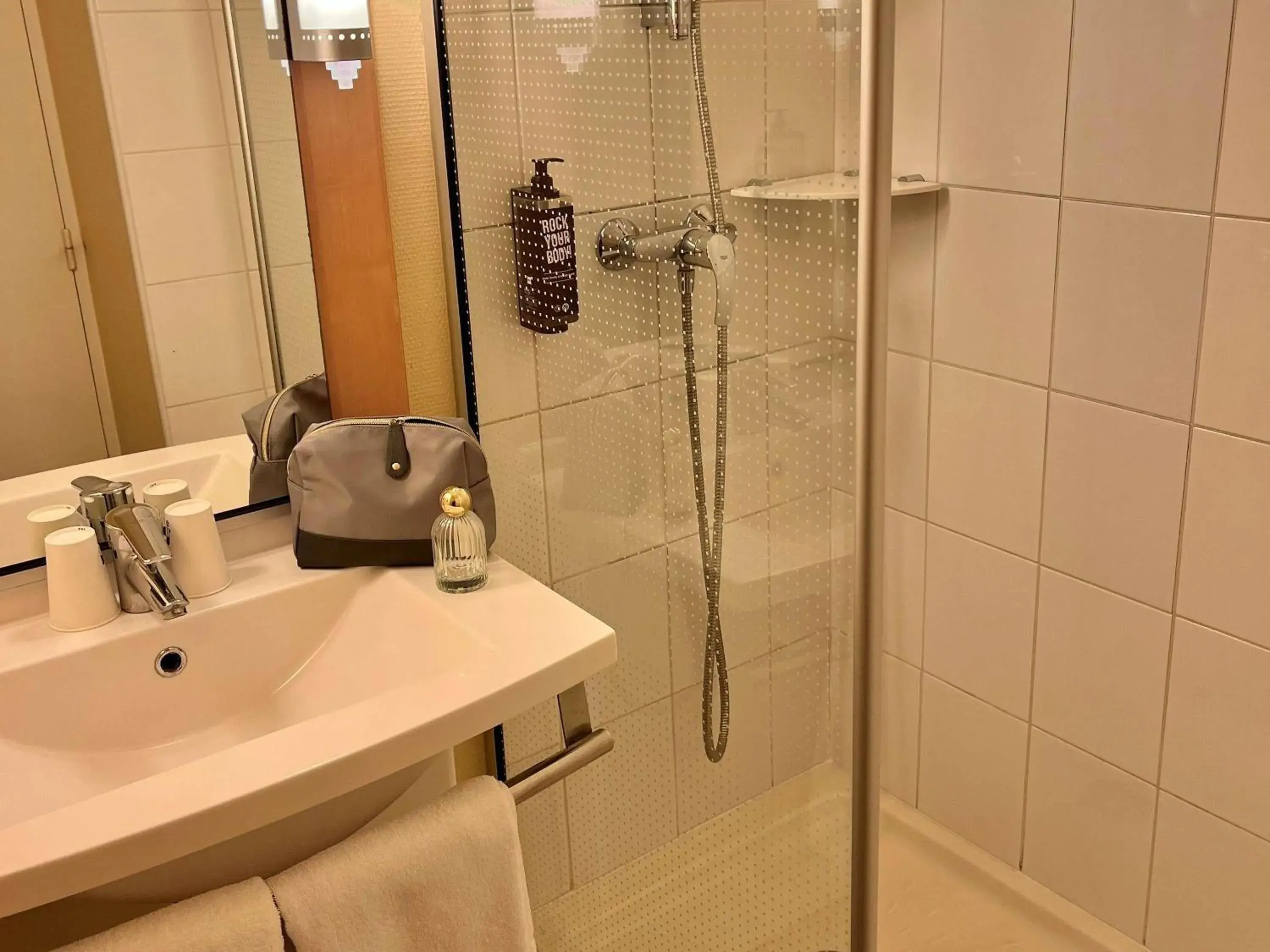 Bedroom in ibis Alençon Bedroom in ibis Alençon