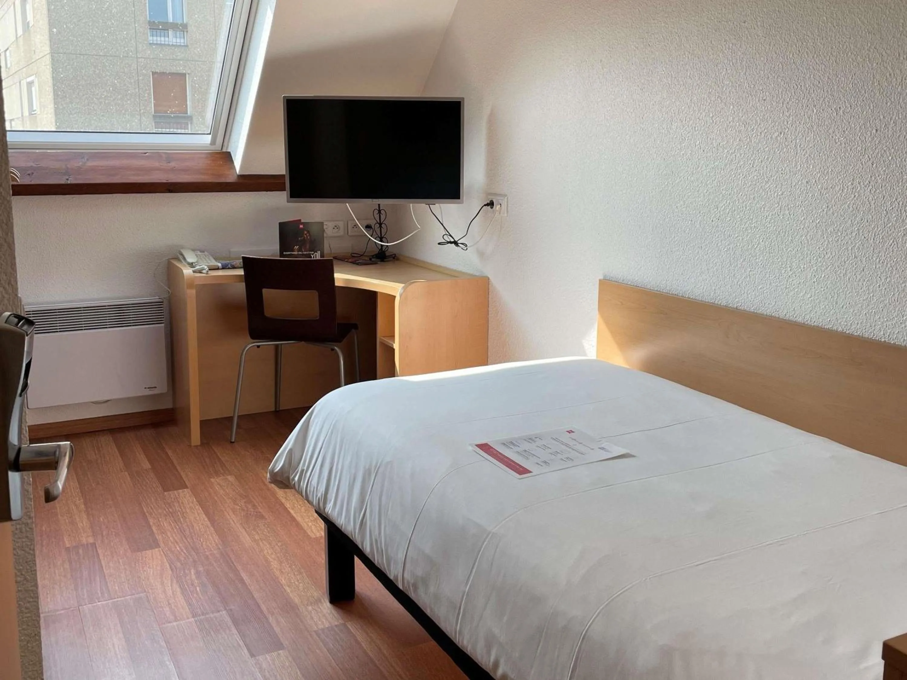 Bedroom, Bed in ibis Alençon