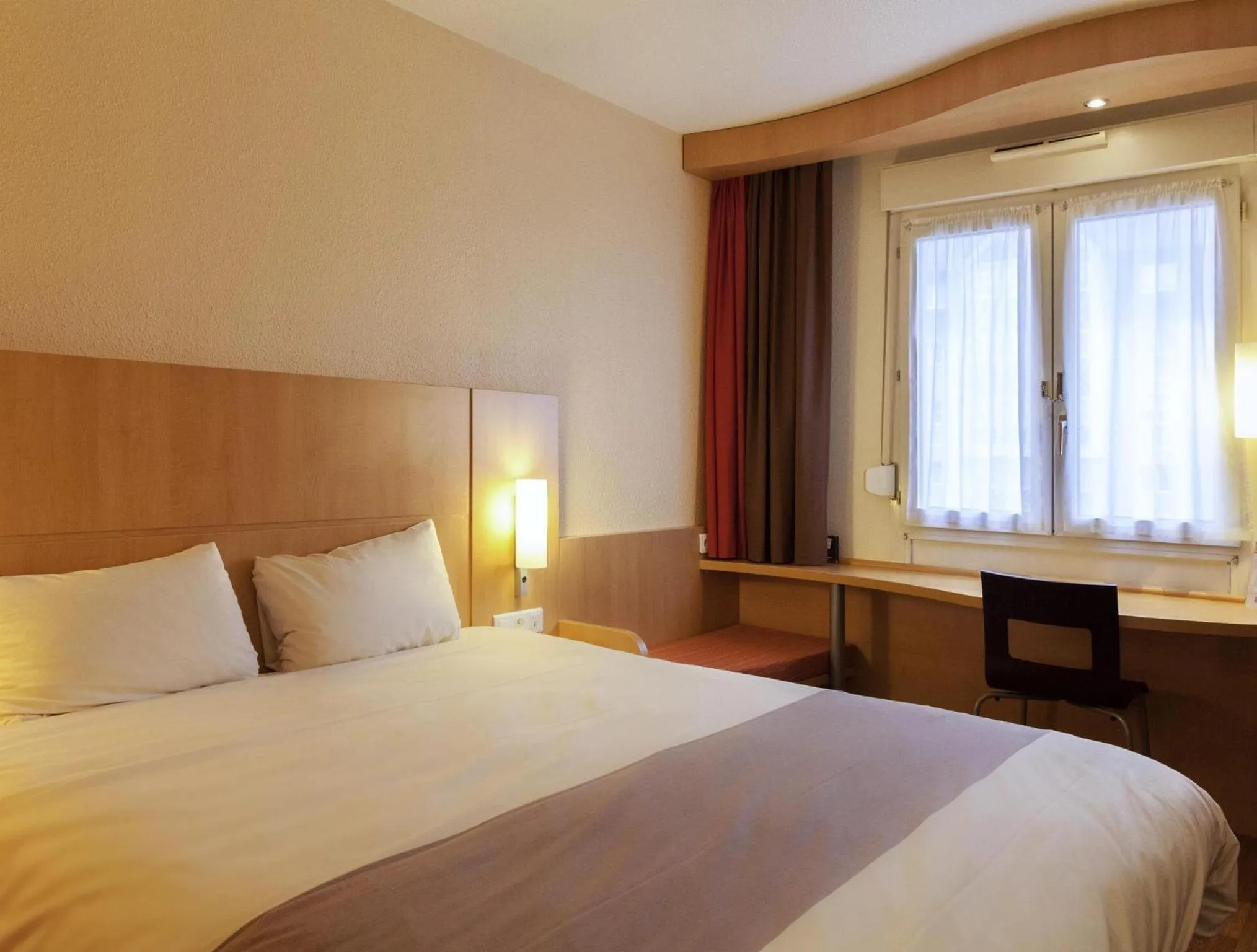 Bedroom, Bed in ibis Alençon