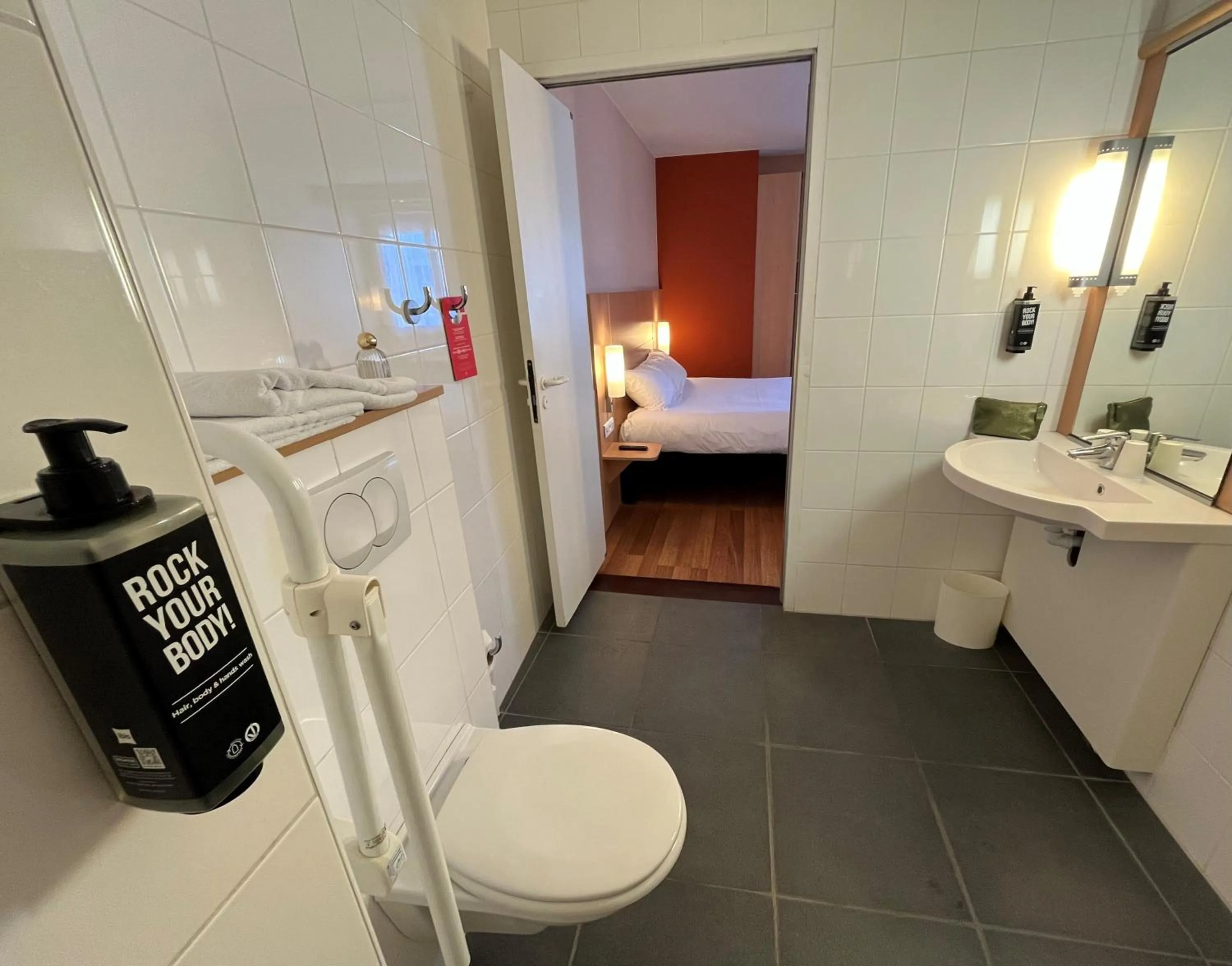 Toilet, Bed in ibis Alençon