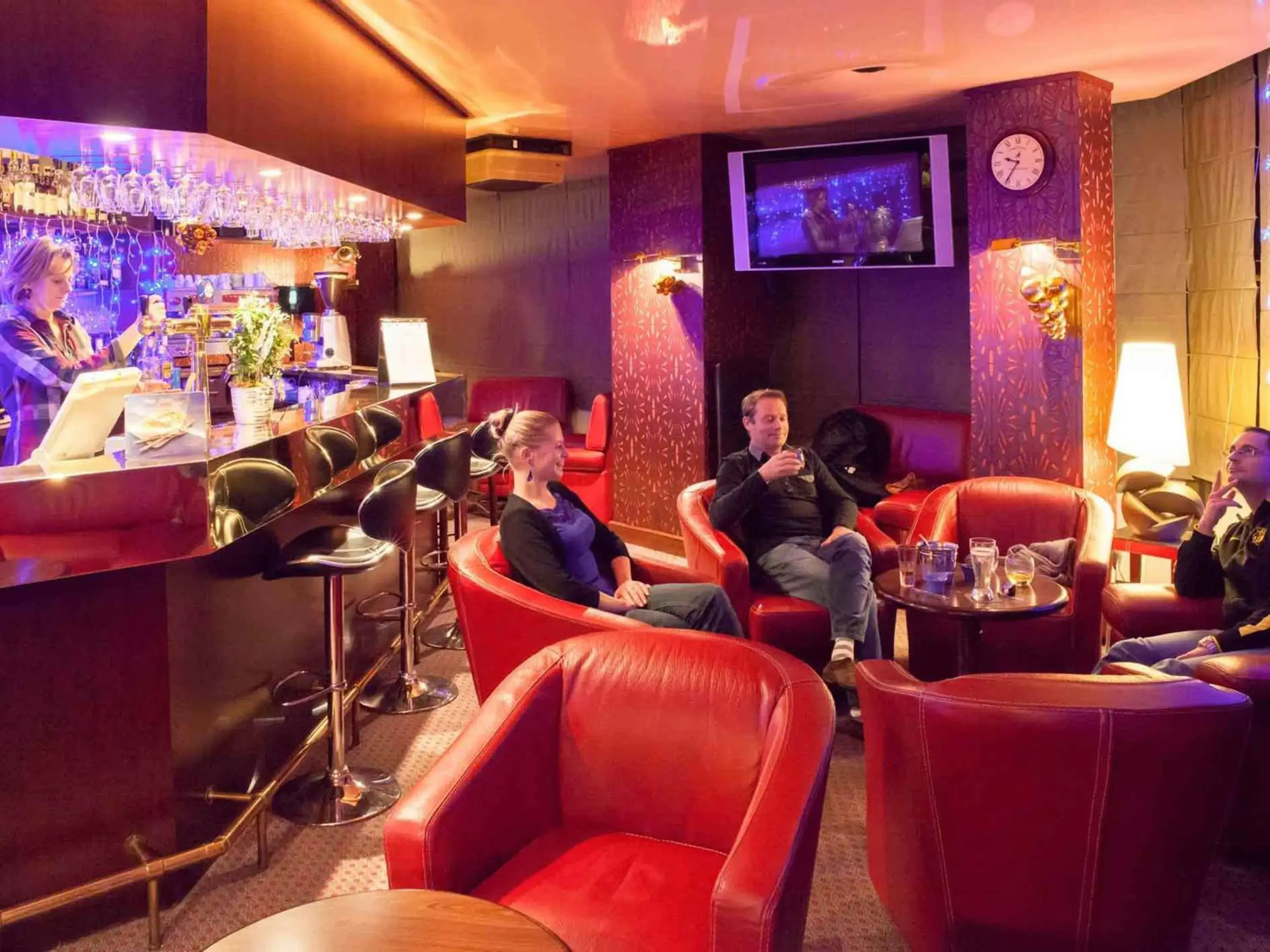 Lounge or bar in ibis Alençon Lounge or bar in ibis Alençon