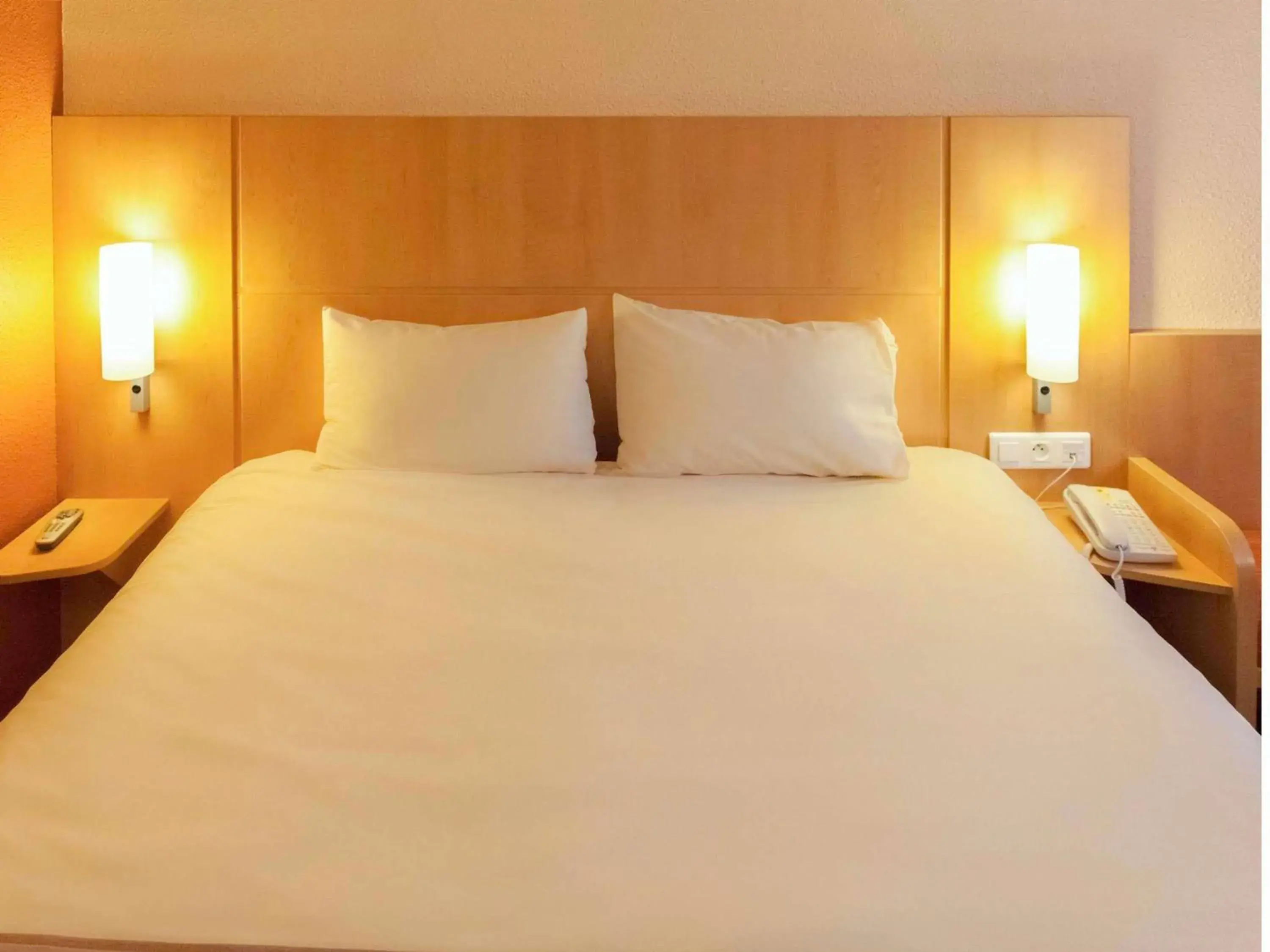 Bedroom, Bed in ibis Alençon Bedroom, Bed in ibis Alençon