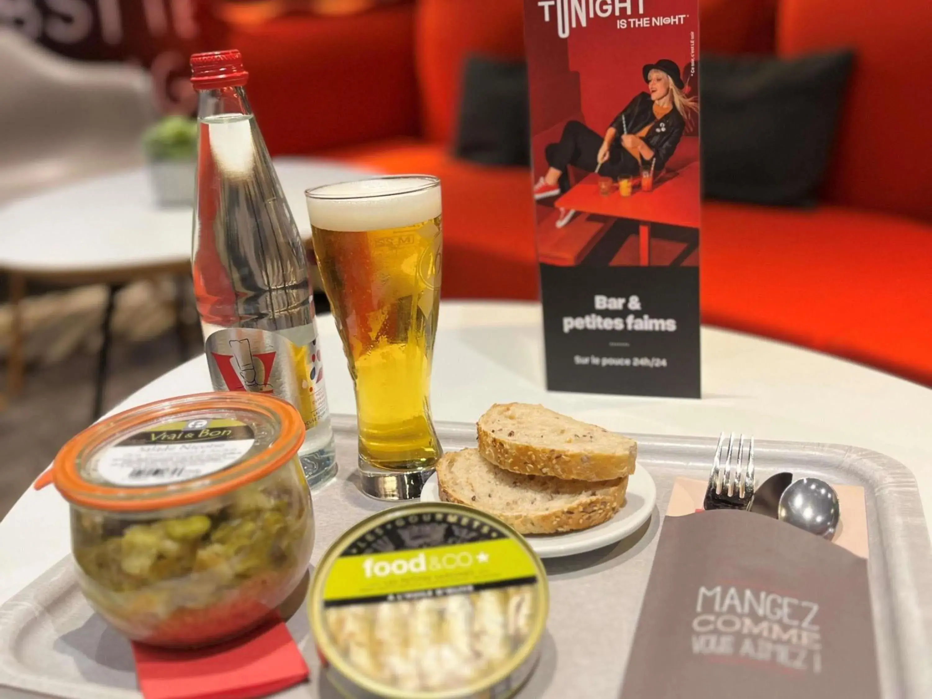 Lounge or bar in ibis Alençon Lounge or bar in ibis Alençon