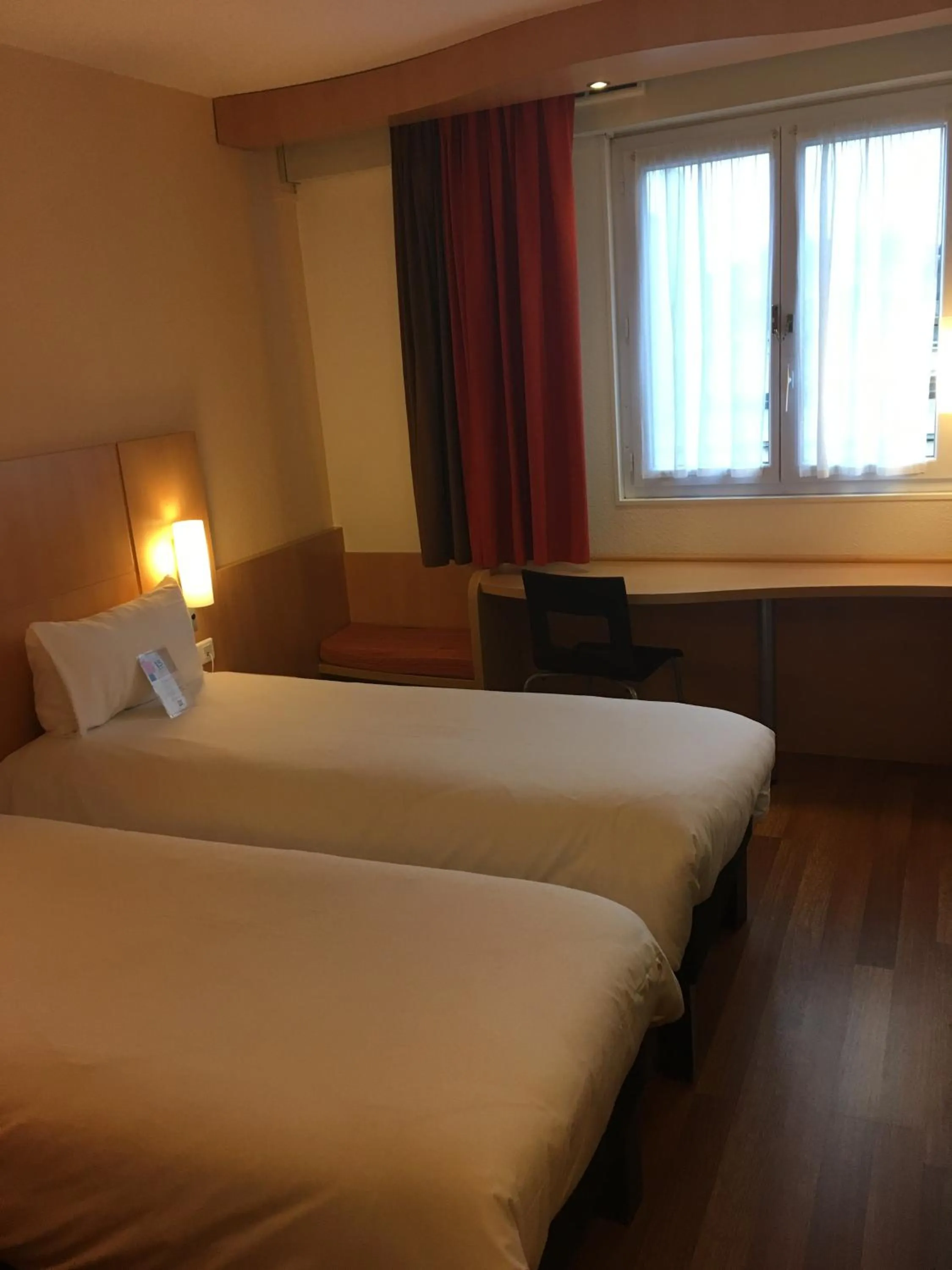 Bedroom, Bed in ibis Alençon