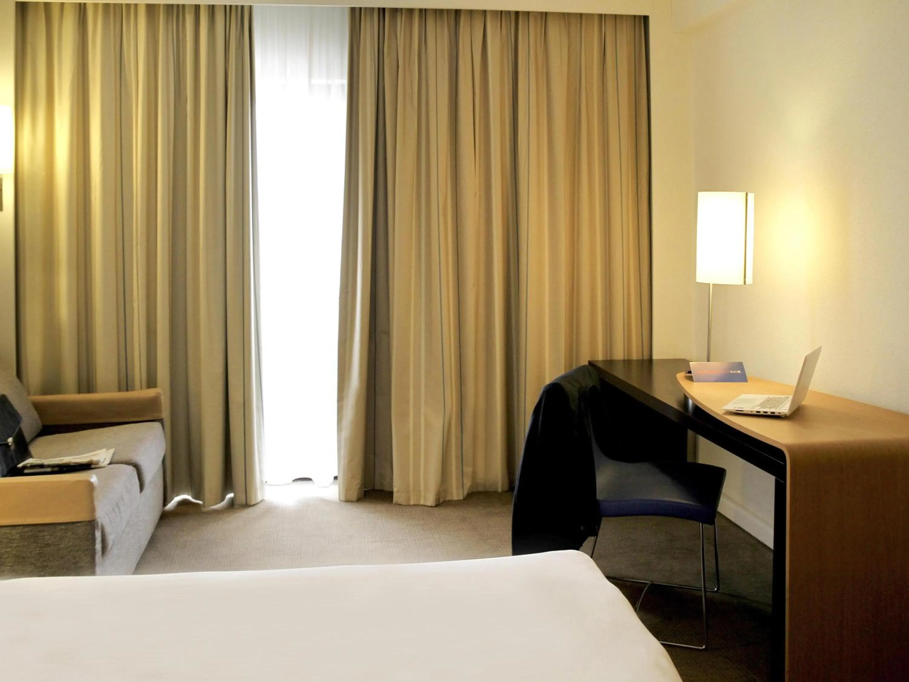 Bedroom, Bed in Novotel Constantine