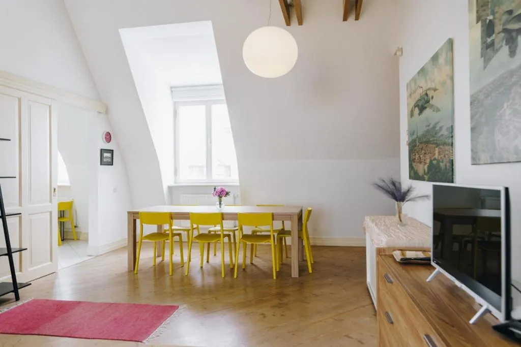 Dining area in Dream Stay - Art gallery Family Apartment with 2 Bathrooms