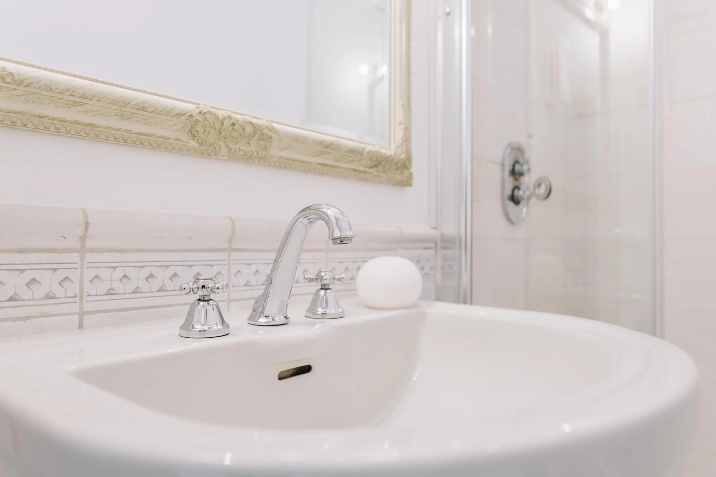Bathroom in Dream Stay - Art gallery Family Apartment with 2 Bathrooms