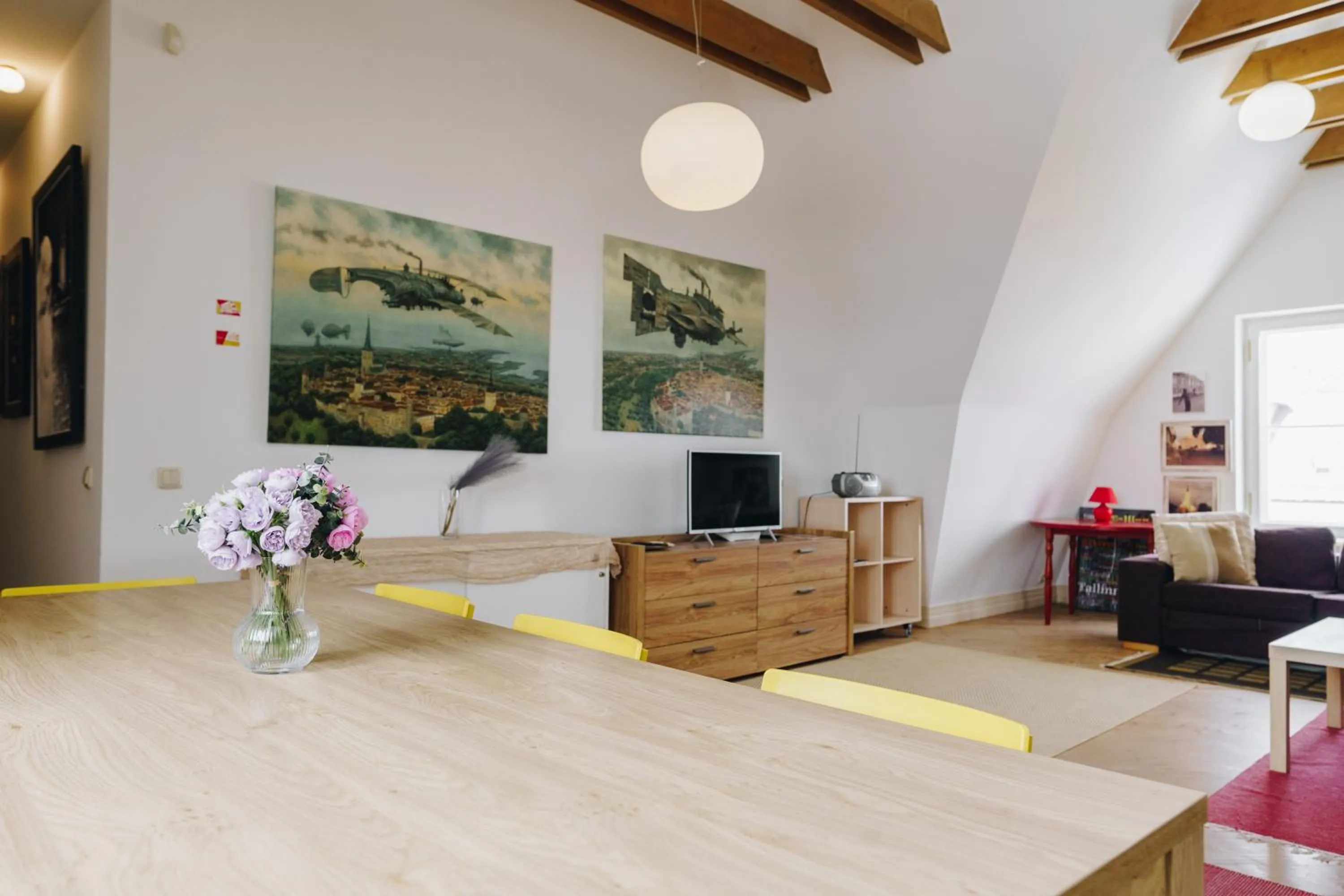 Living room in Dream Stay - Art gallery Family Apartment with 2 Bathrooms