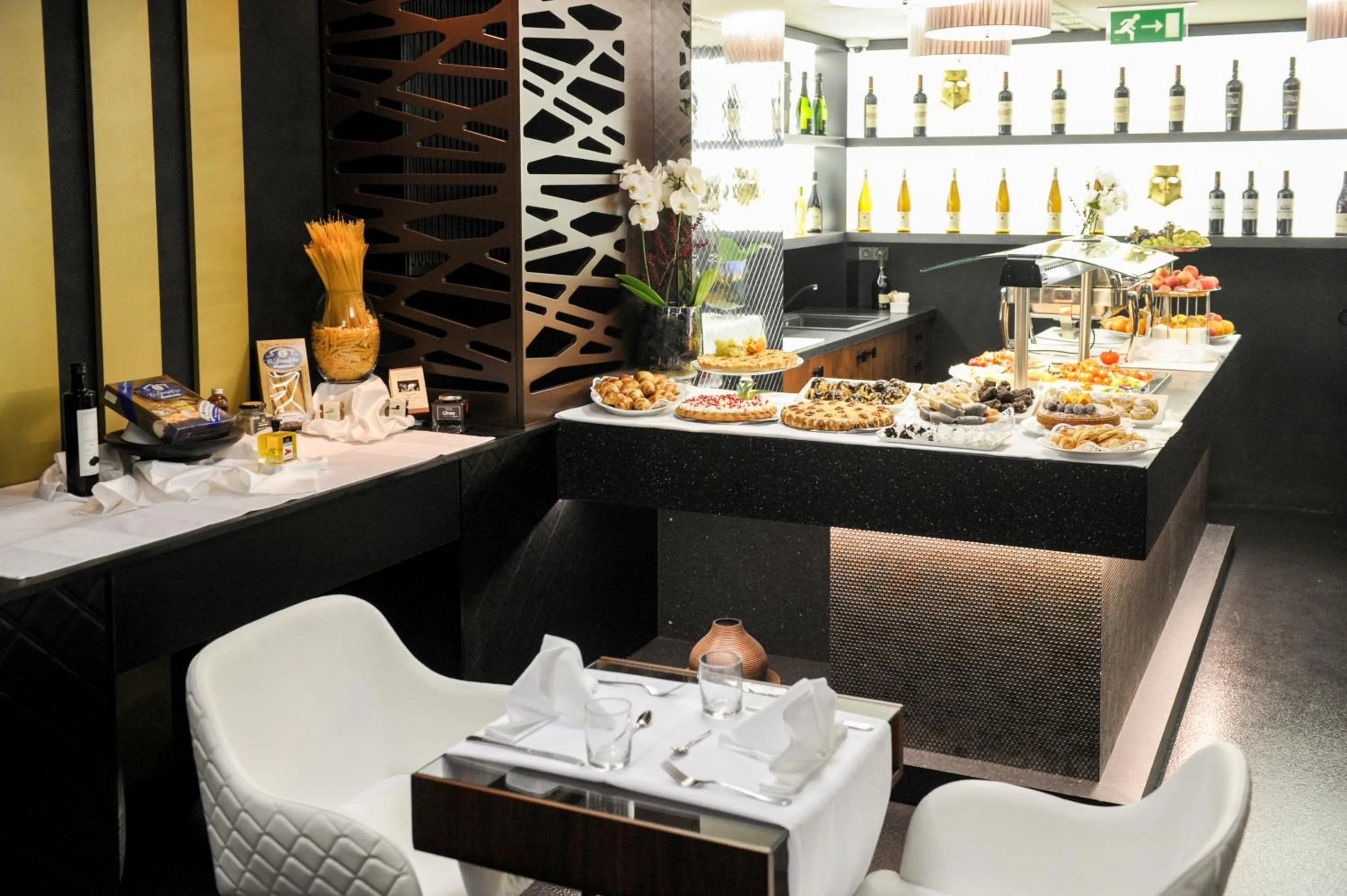 Restaurant/places to eat in Myo Hotel Mysterius