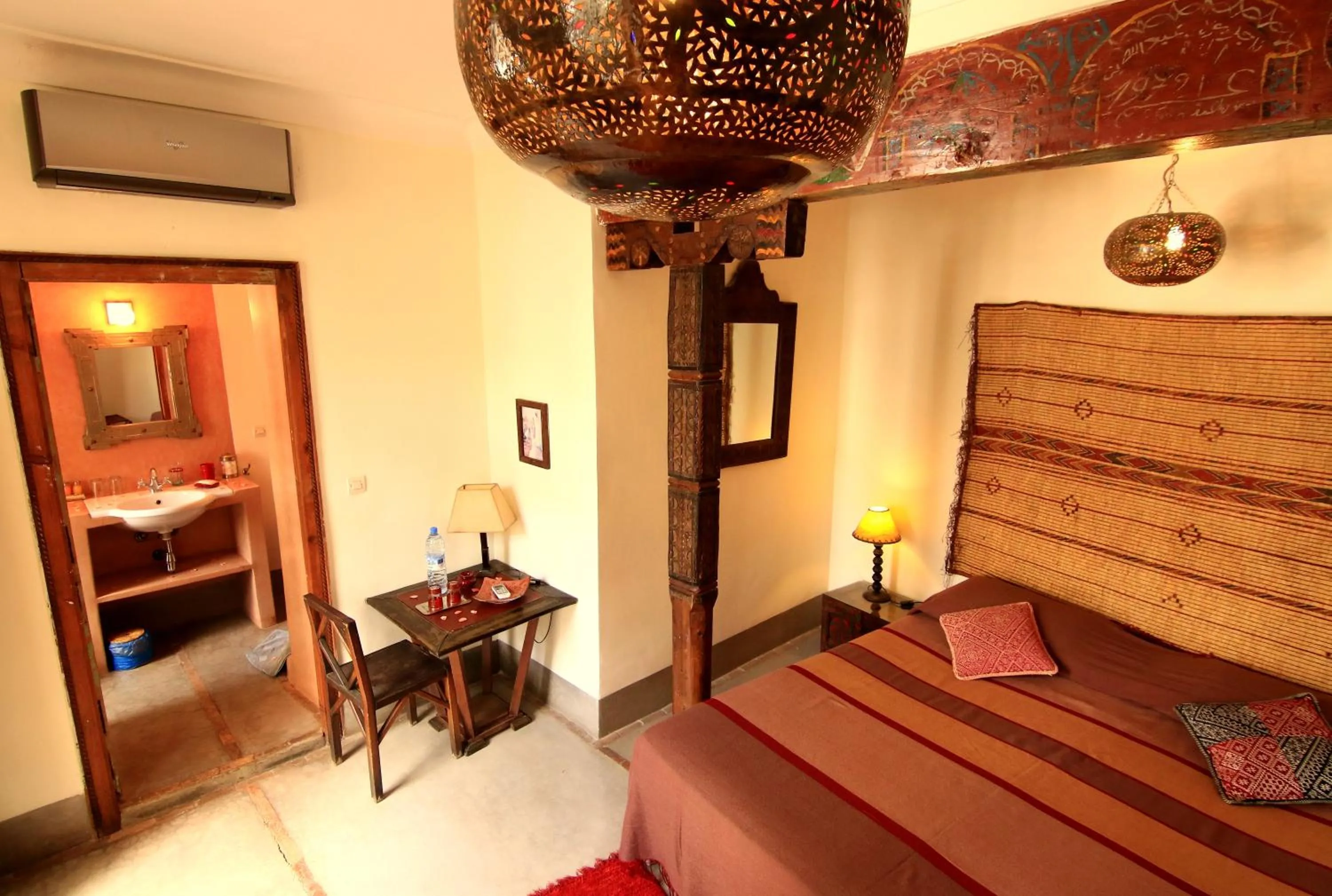 Shower, Bed in Riad Le Coq Berbère