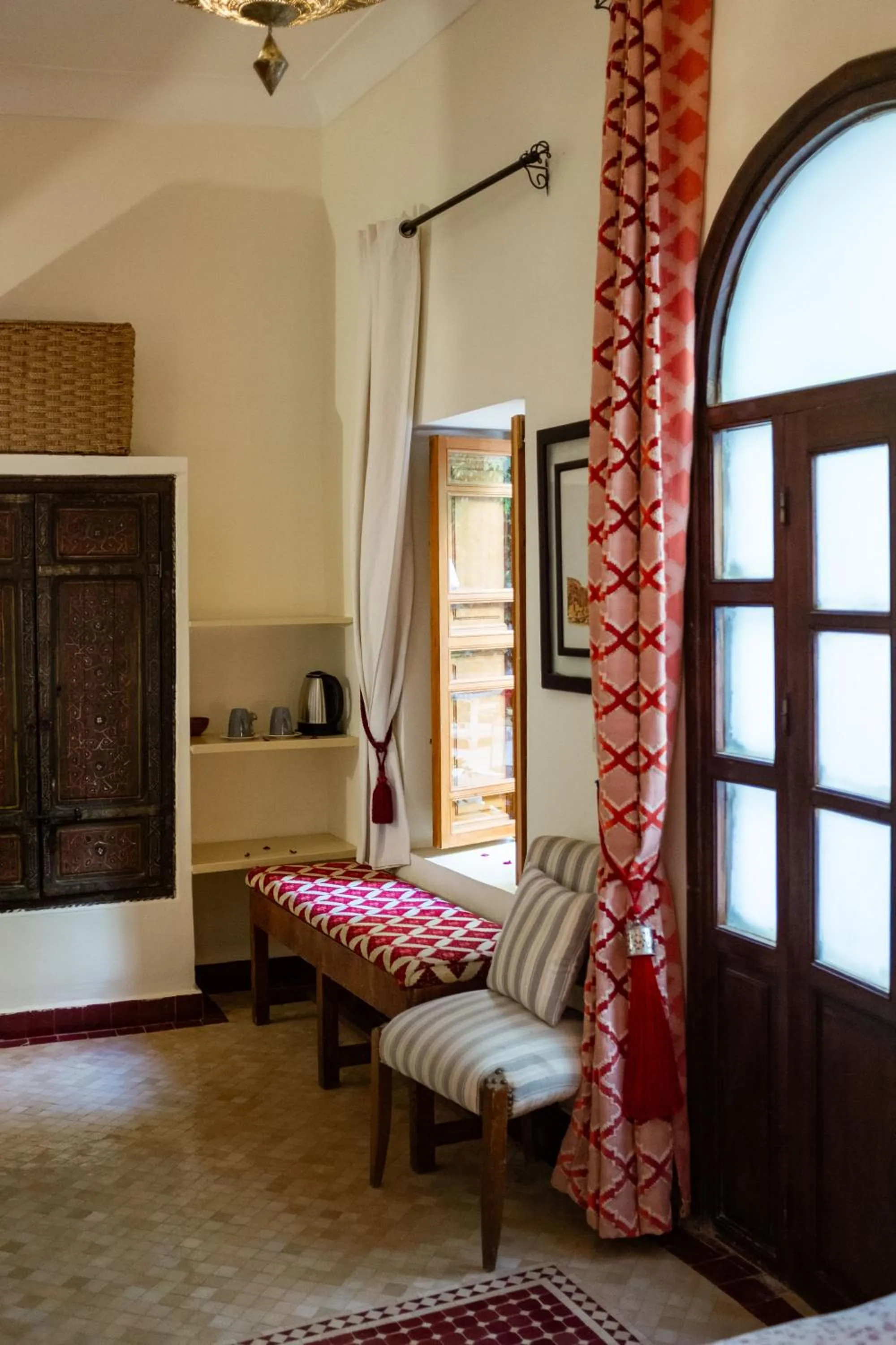 Photo of the whole room, Bed in Riad Le Coq Berbère