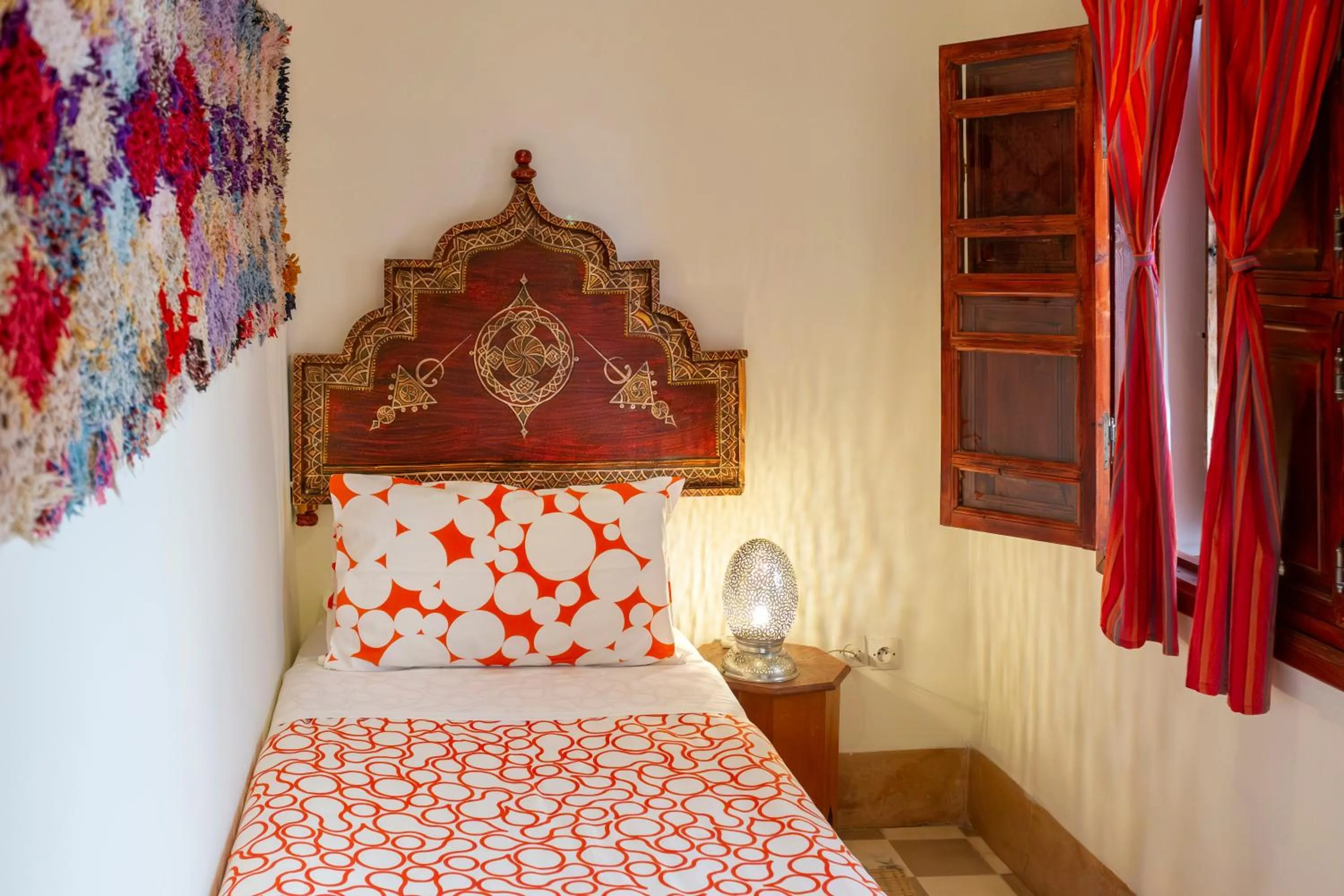 Bed in Riad Le Coq Berbère