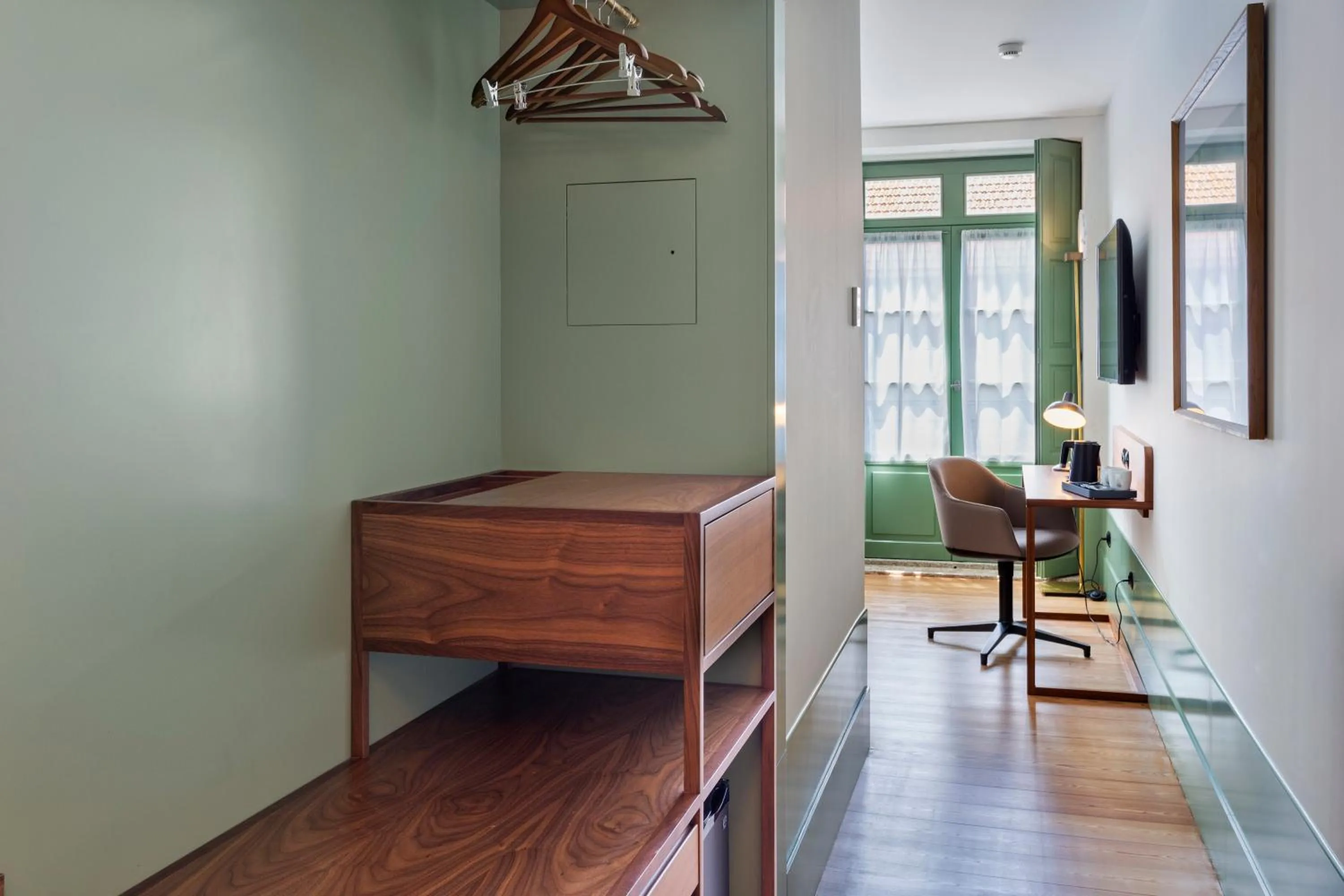 wardrobe in One Shot Aliados Goldsmith