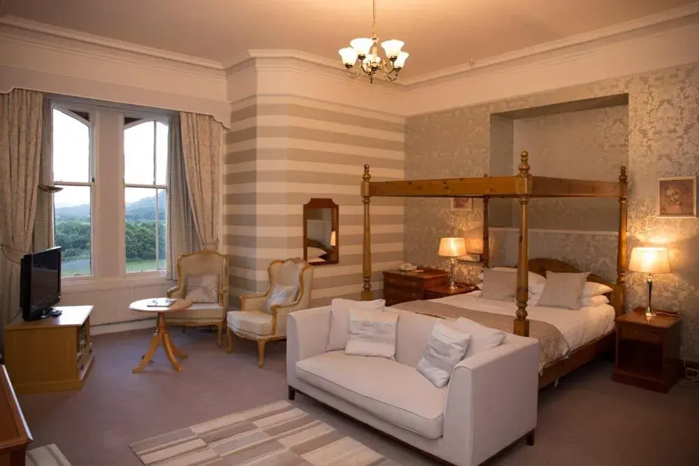 Double Room with Four Poster Bed in Pitlochry Dundarach Hotel Double Room with Four Poster Bed in Pitlochry Dundarach Hotel
