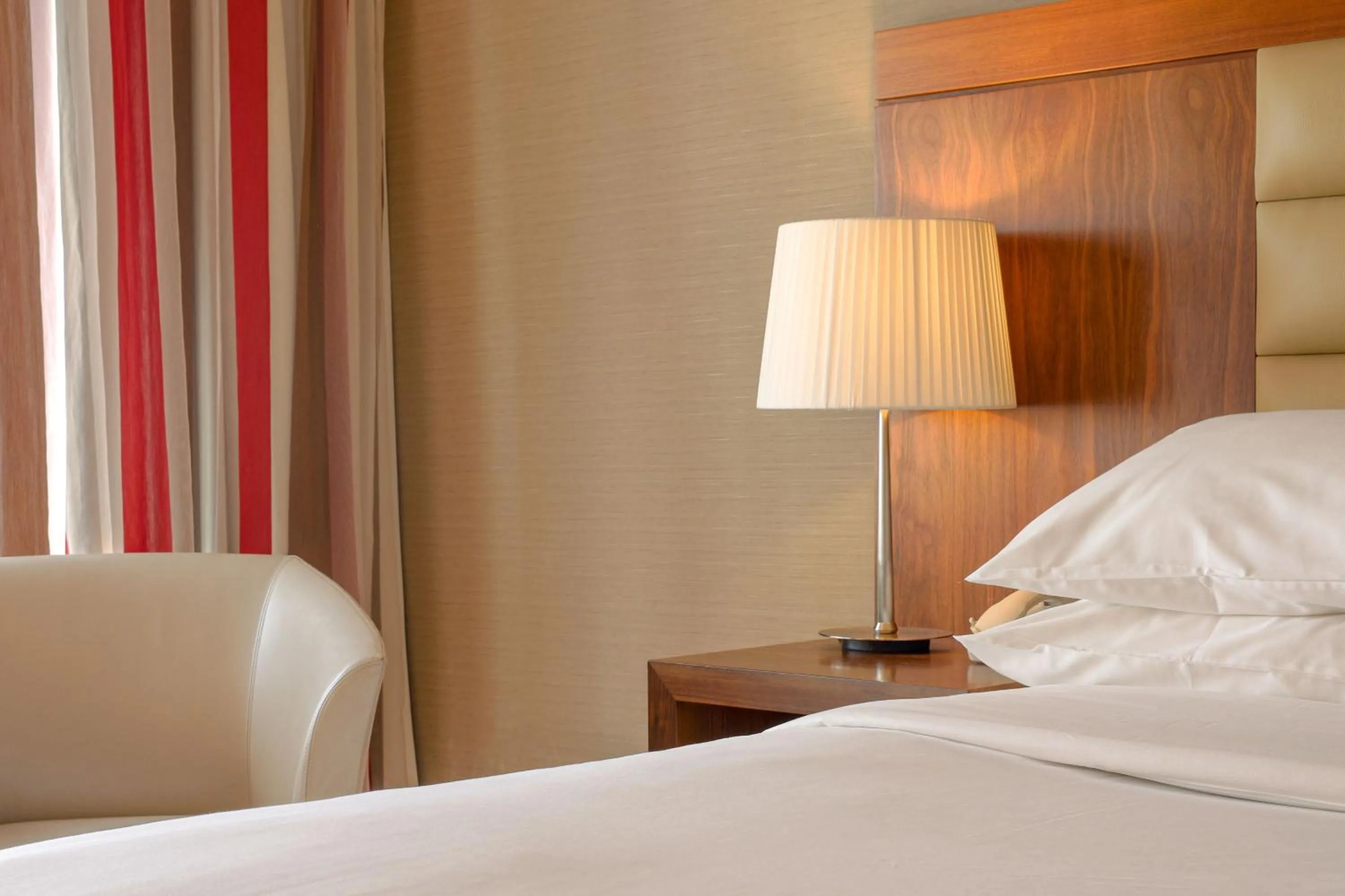 Photo of the whole room, Bed in Sheraton Athlone Hotel