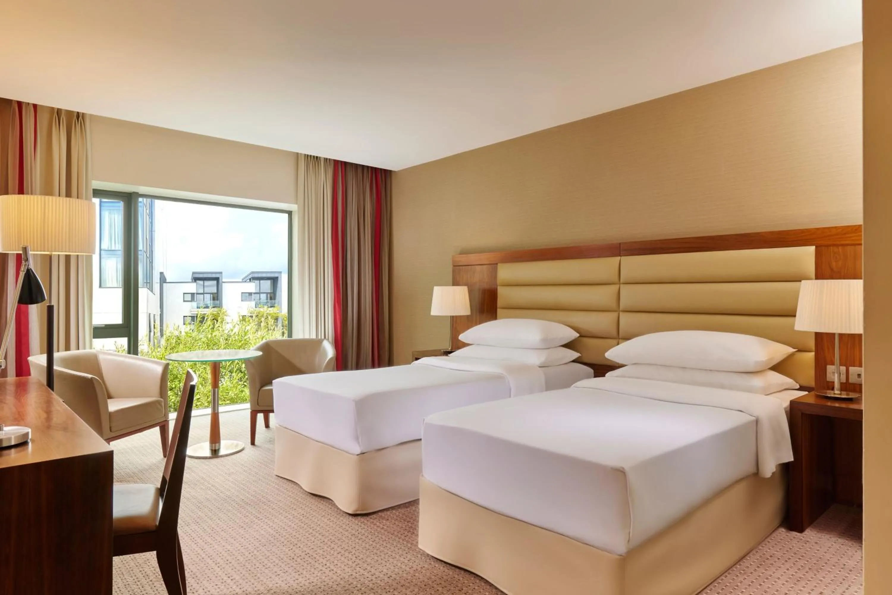 Photo of the whole room, Bed in Sheraton Athlone Hotel