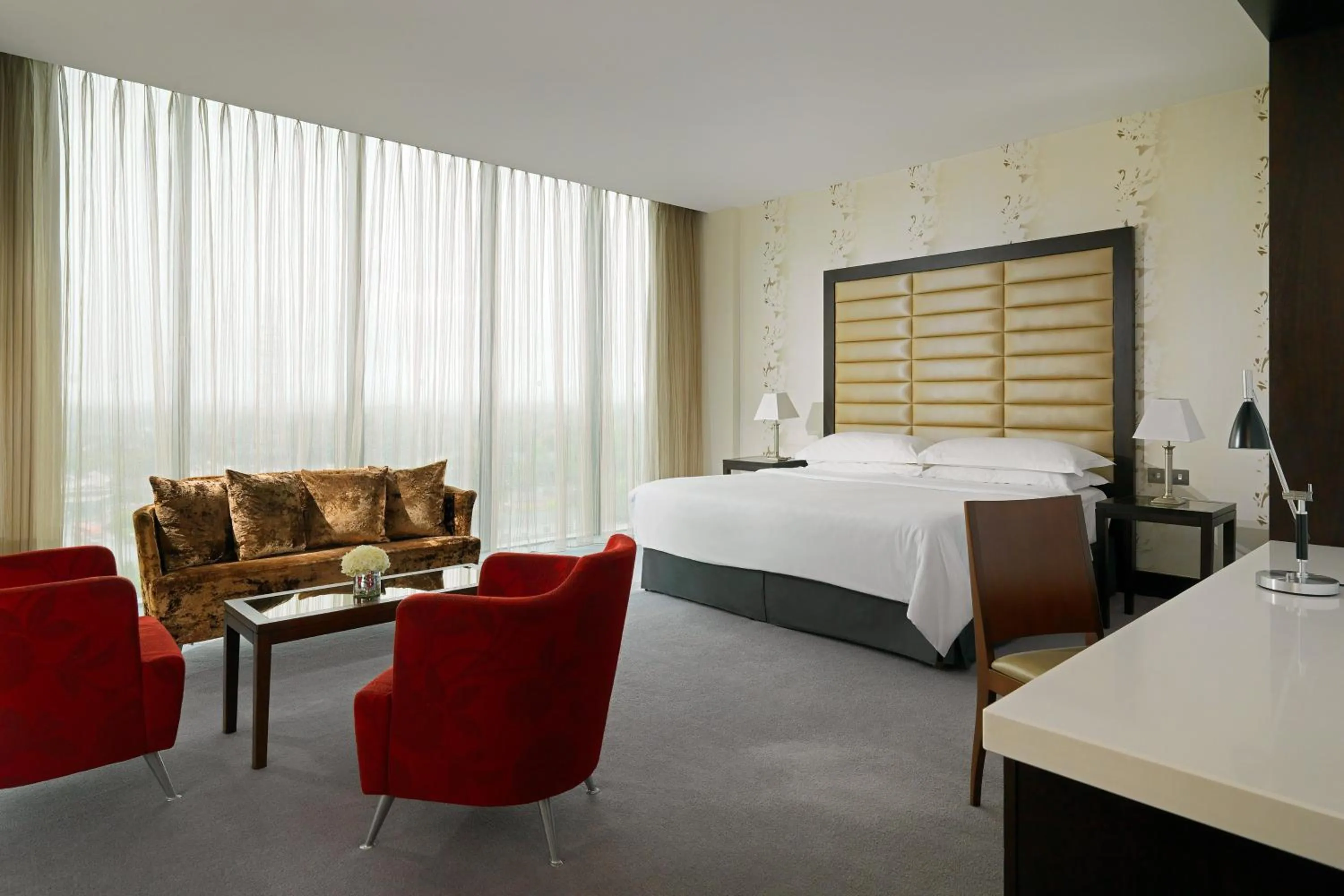 Photo of the whole room, Bed in Sheraton Athlone Hotel