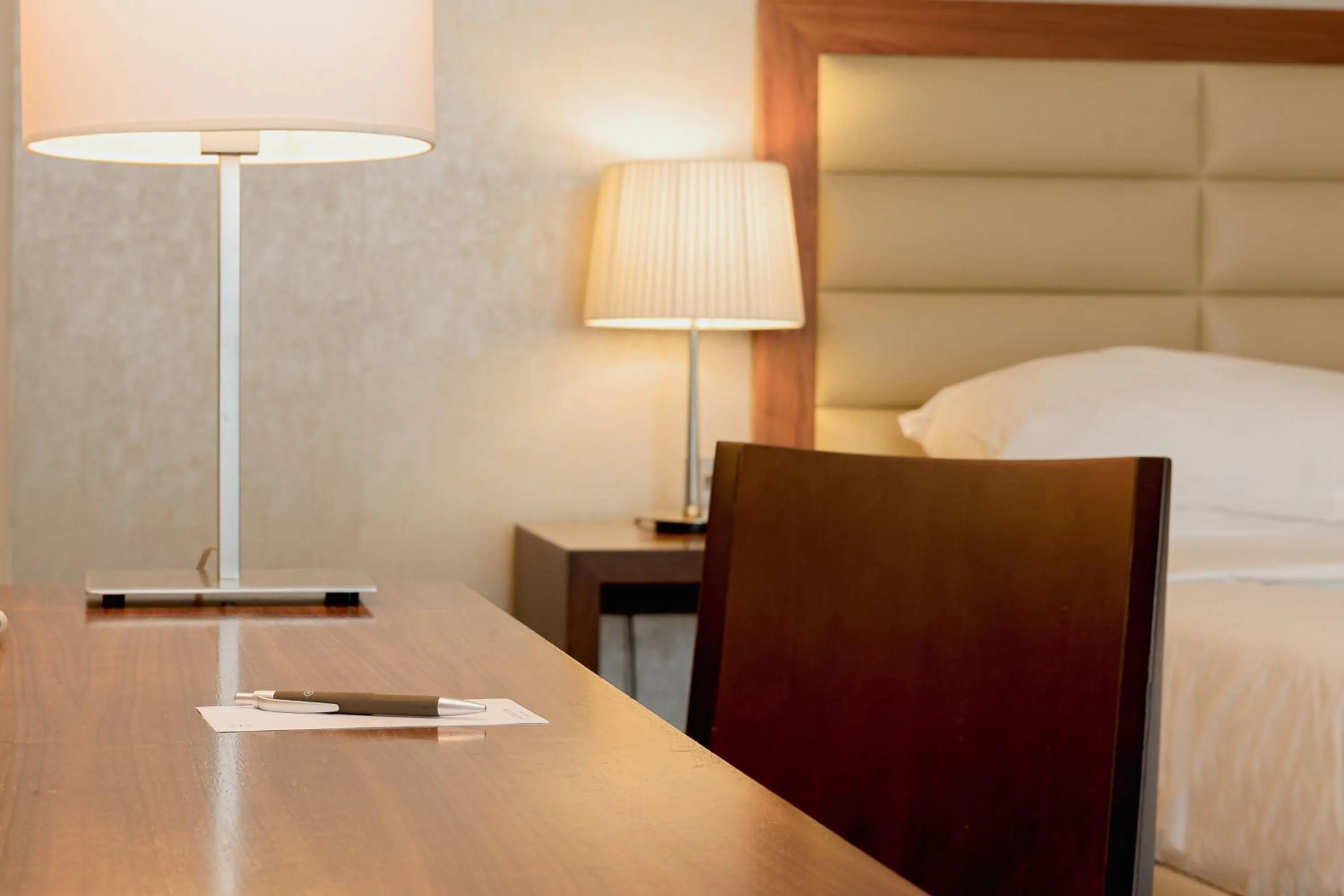 Photo of the whole room, Bed in Sheraton Athlone Hotel