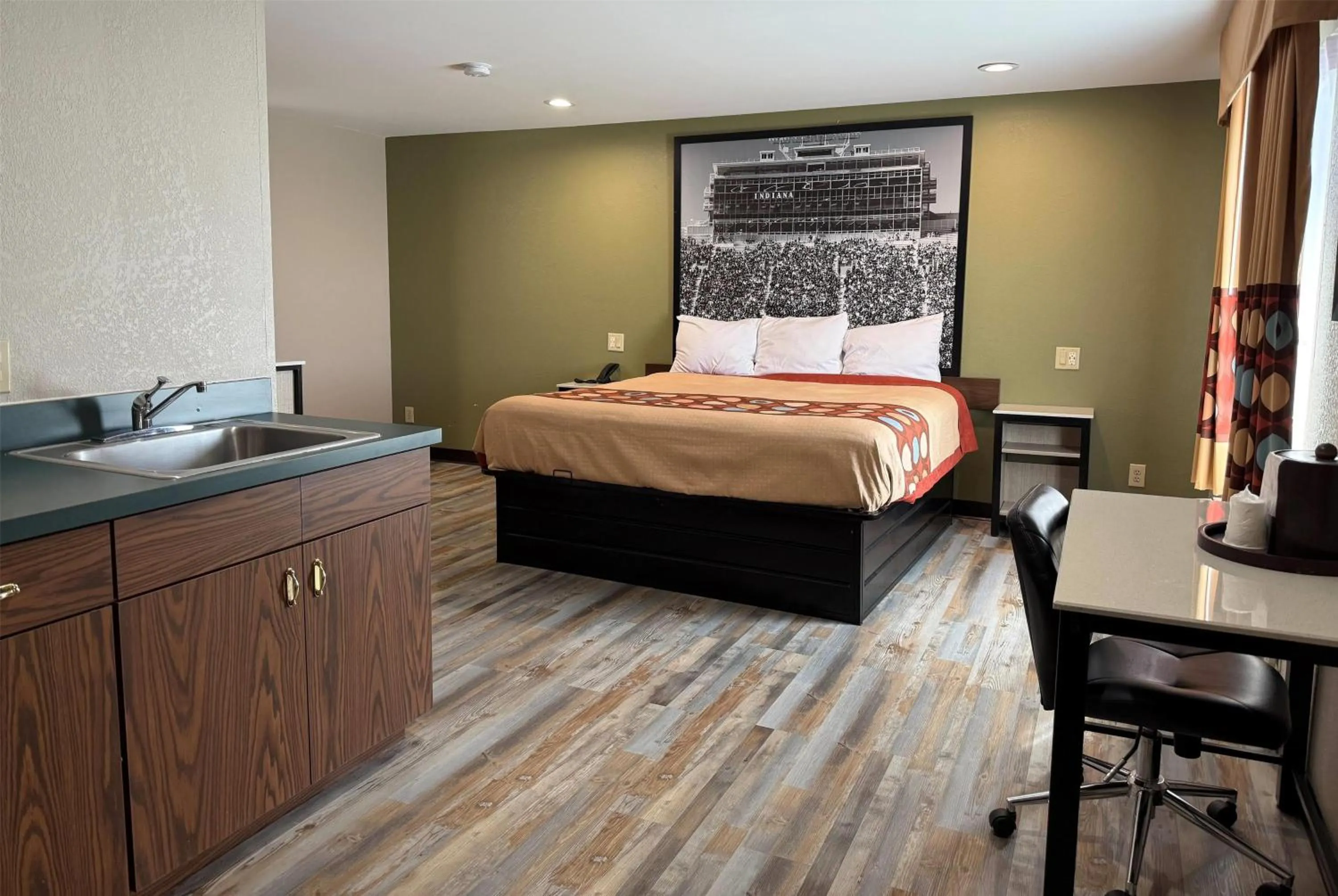 Photo of the whole room, Bed in Super 8 by Wyndham Frankfort IN