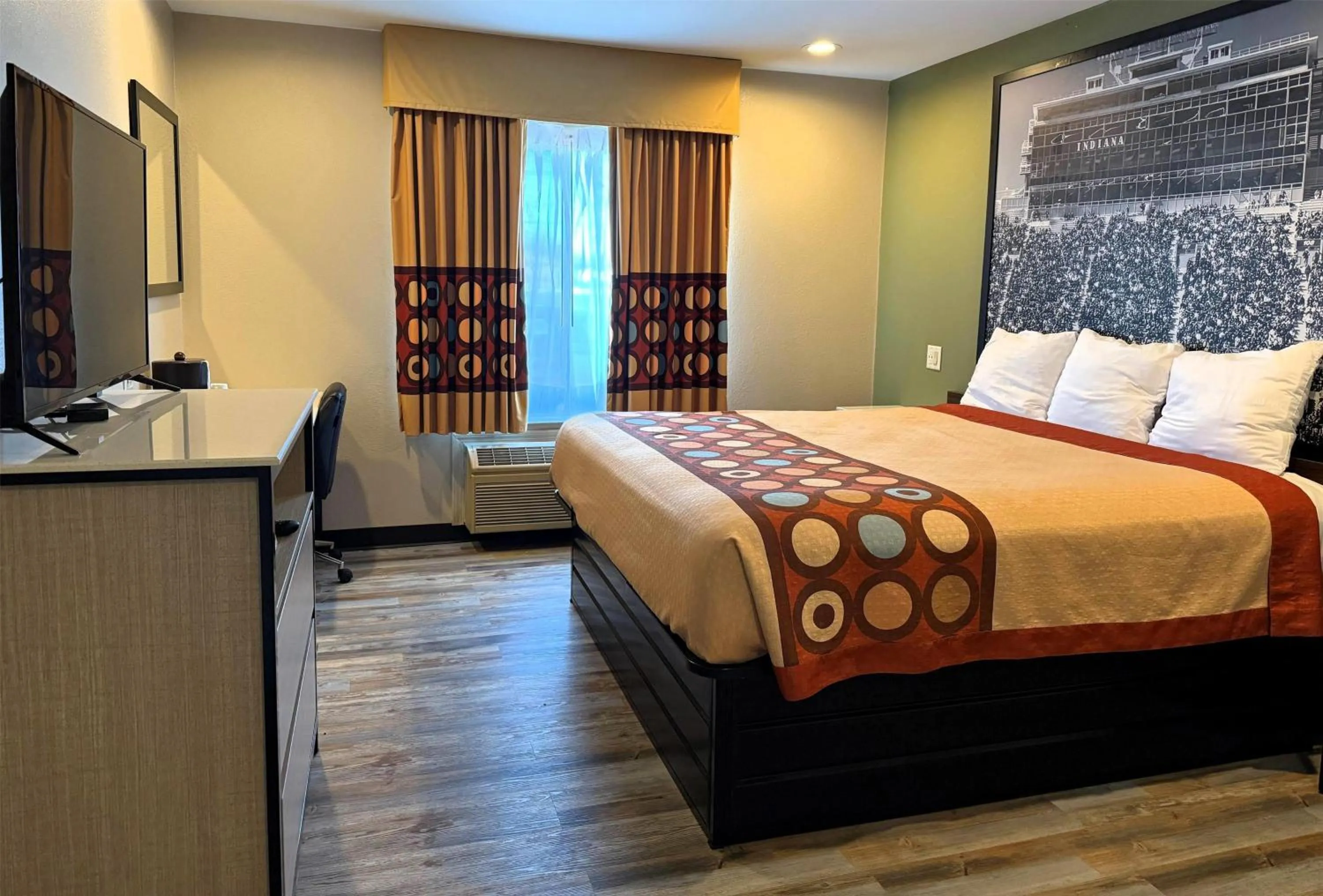 Photo of the whole room, Bed in Super 8 by Wyndham Frankfort IN