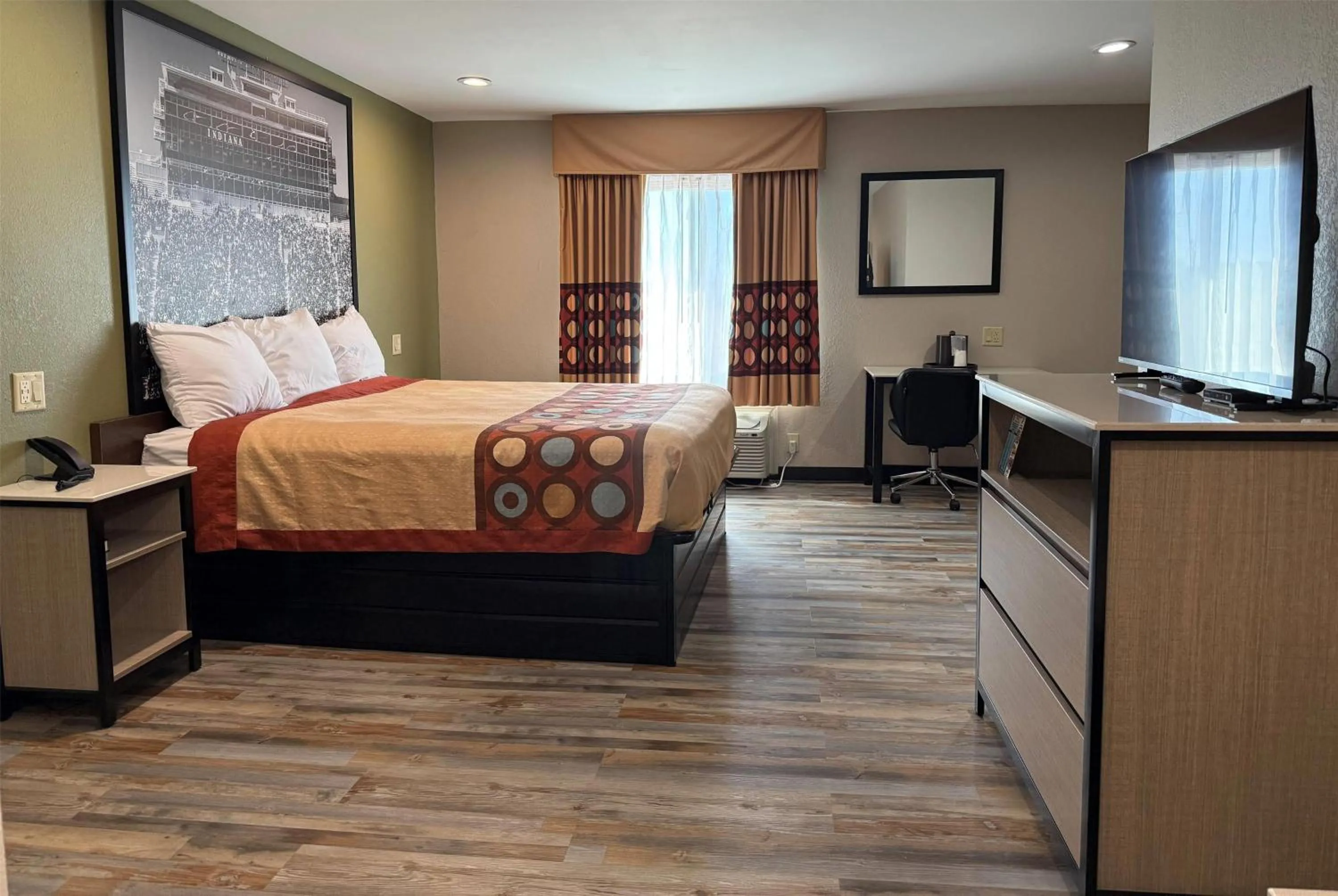 Photo of the whole room, Bed in Super 8 by Wyndham Frankfort IN