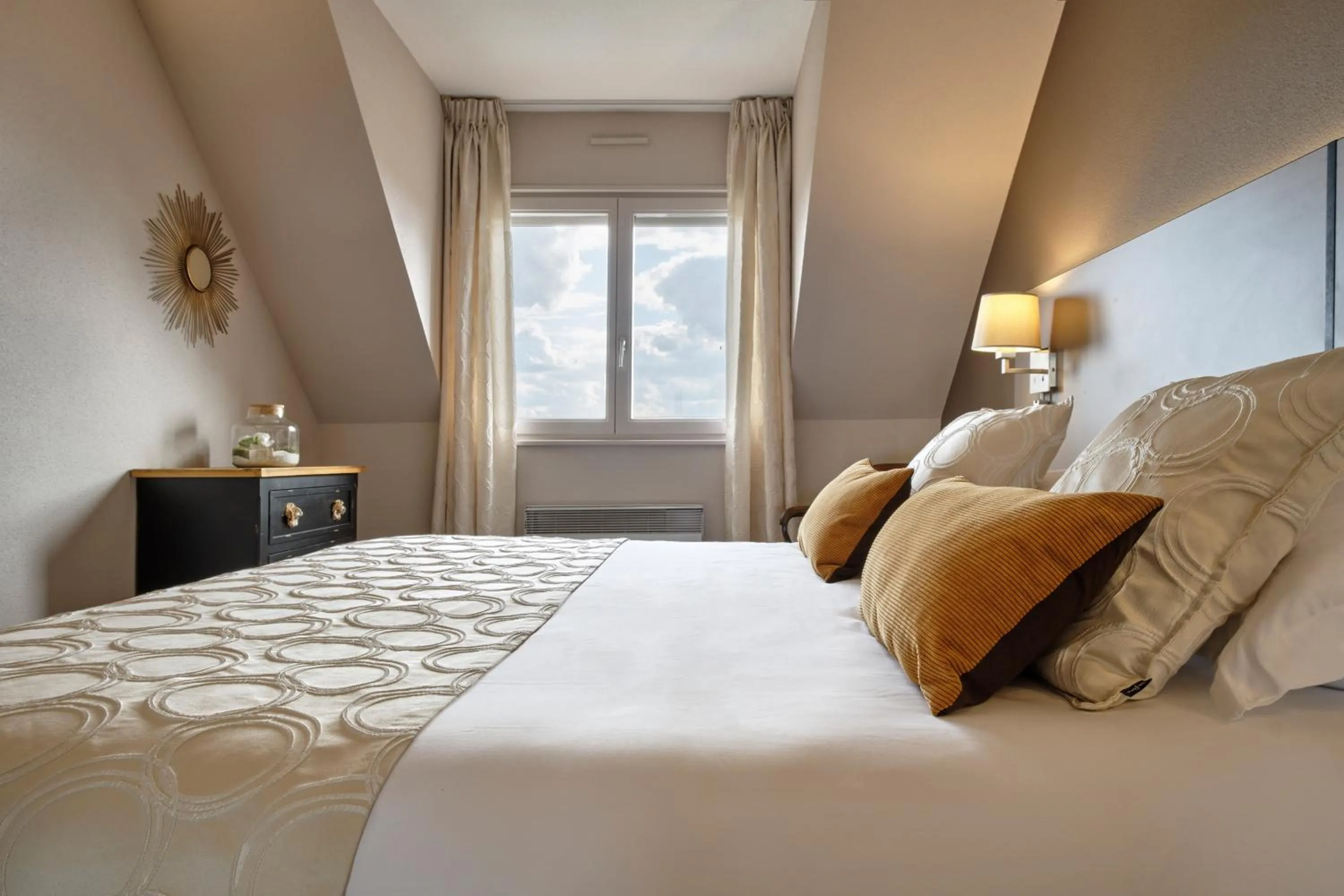 Bedroom, Bed in Hotel Restaurant Crystal