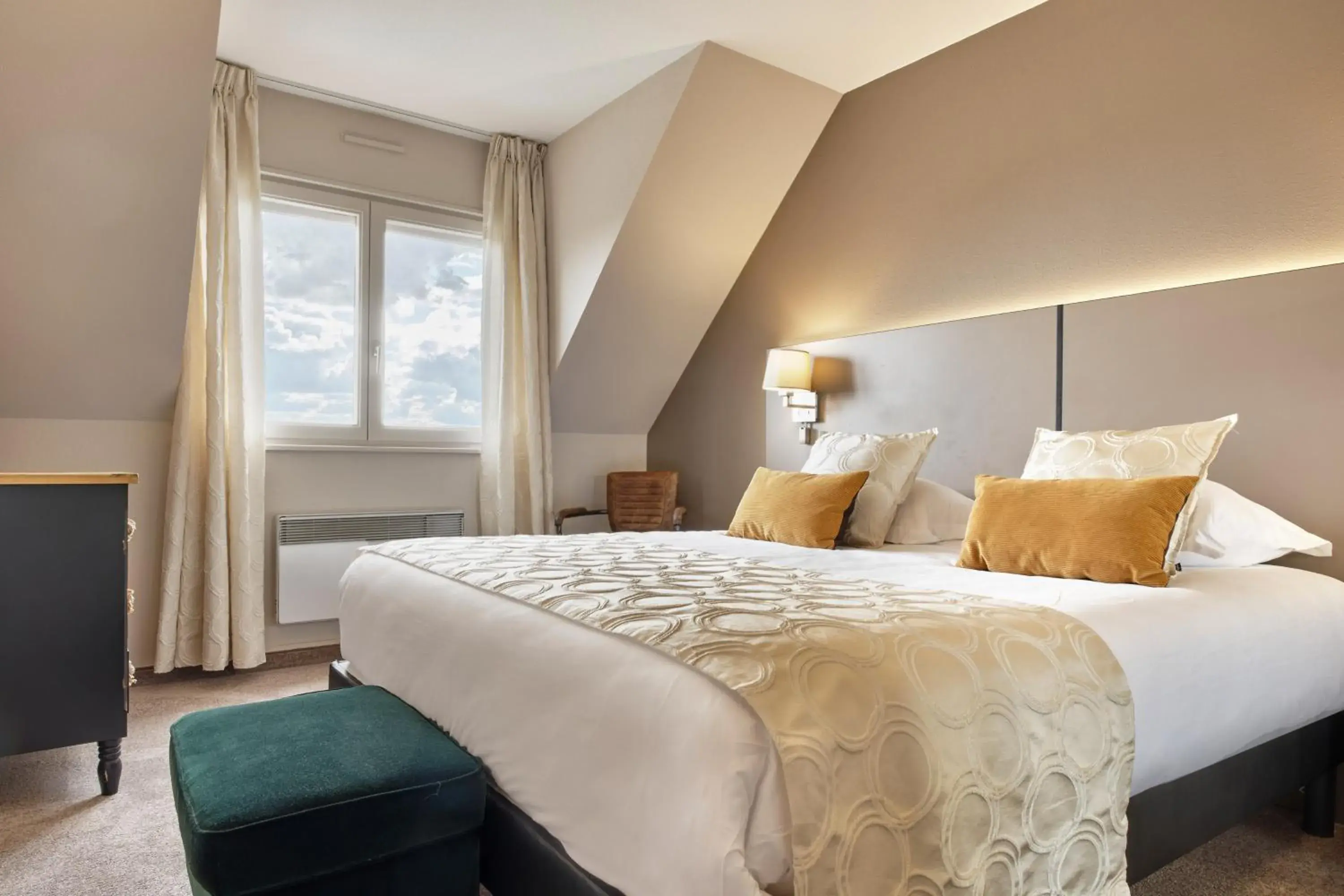 Bedroom, Bed in Hotel Restaurant Crystal Bedroom, Bed in Hotel Restaurant Crystal