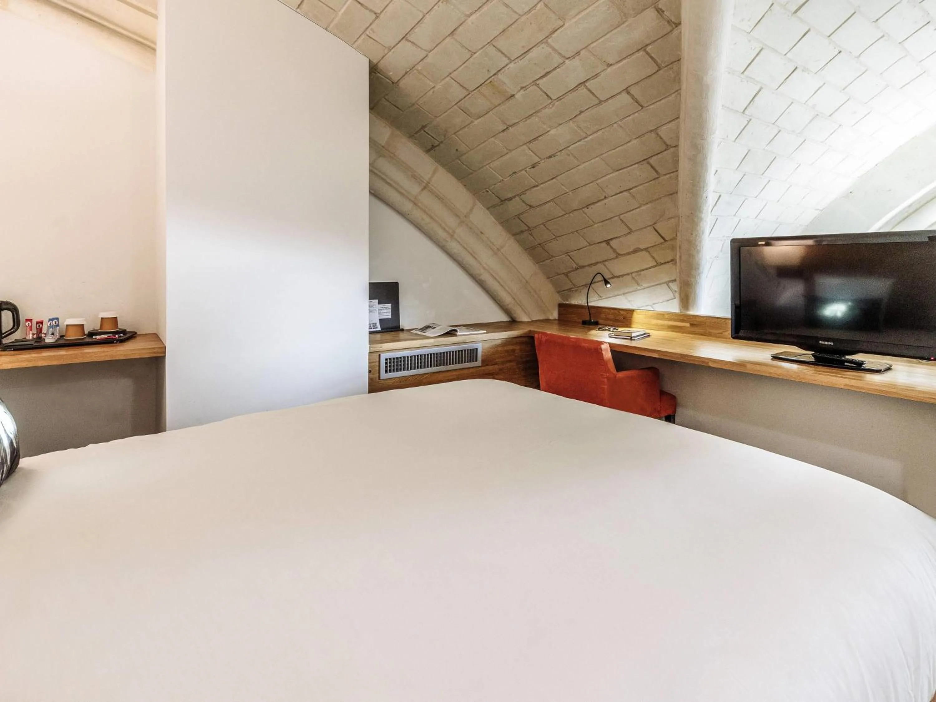 Bedroom, Bed in Mercure Poitiers Centre