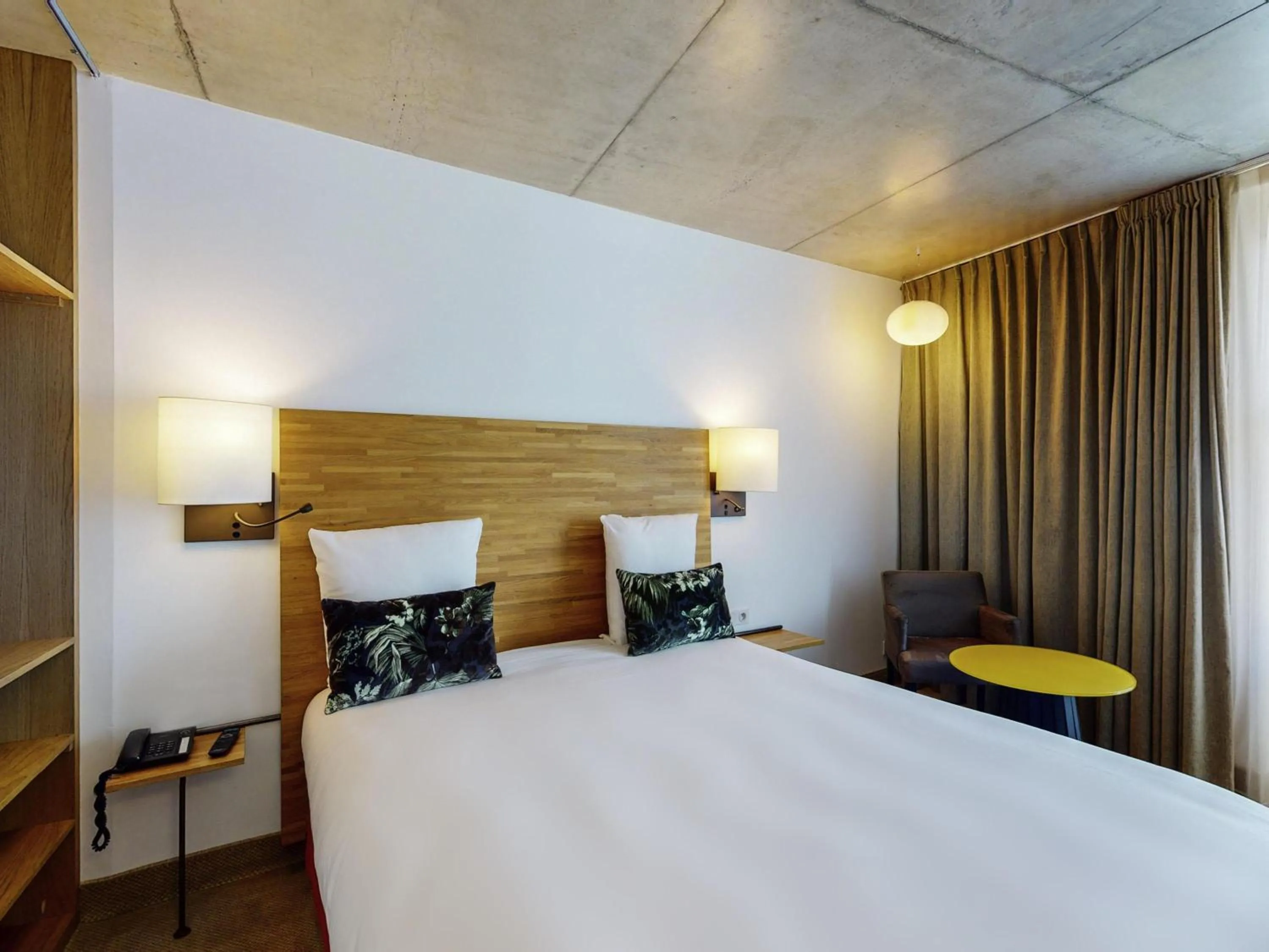 Bedroom, Bed in Mercure Poitiers Centre