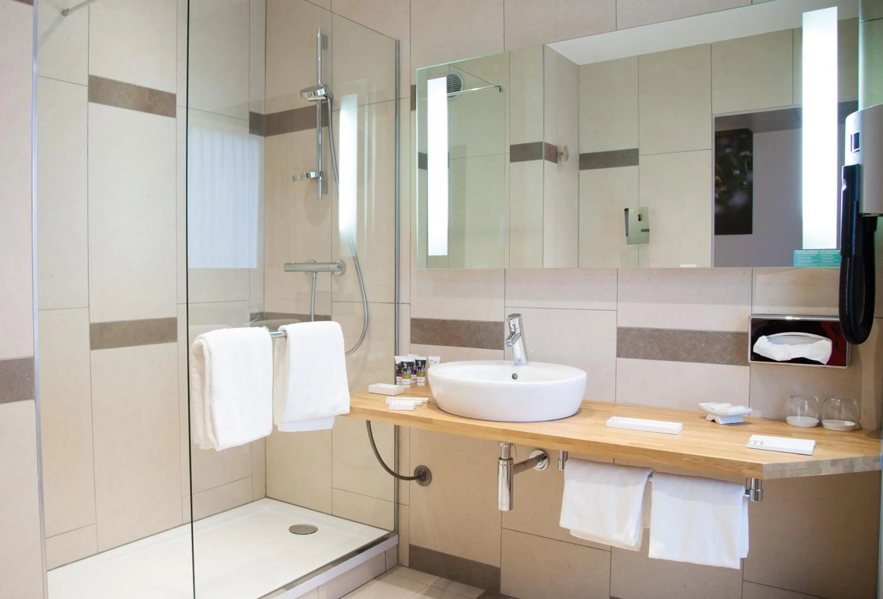 Bathroom in Mercure Poitiers Centre