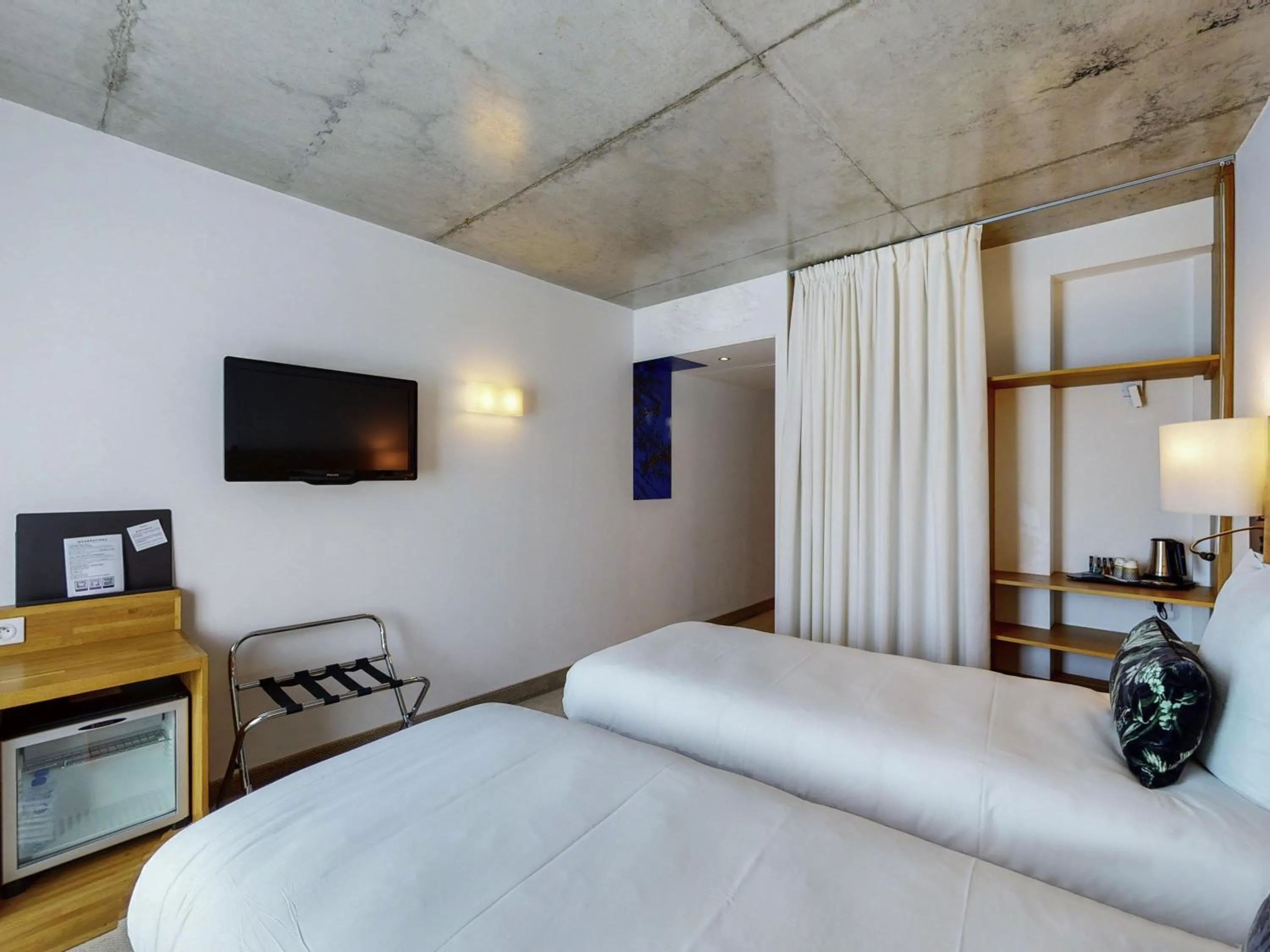 Bedroom, Bed in Mercure Poitiers Centre