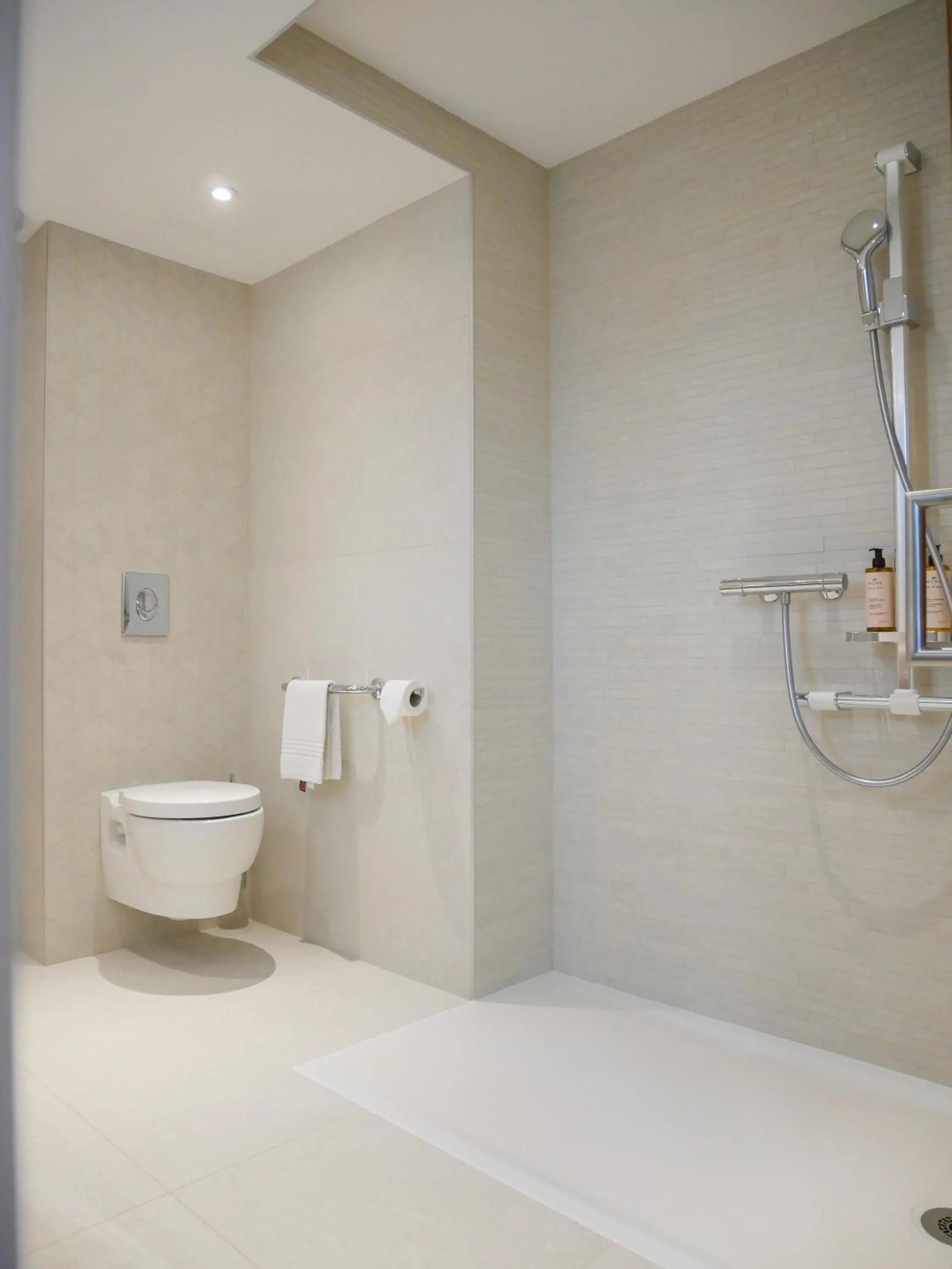 Bathroom in Mercure Poitiers Centre