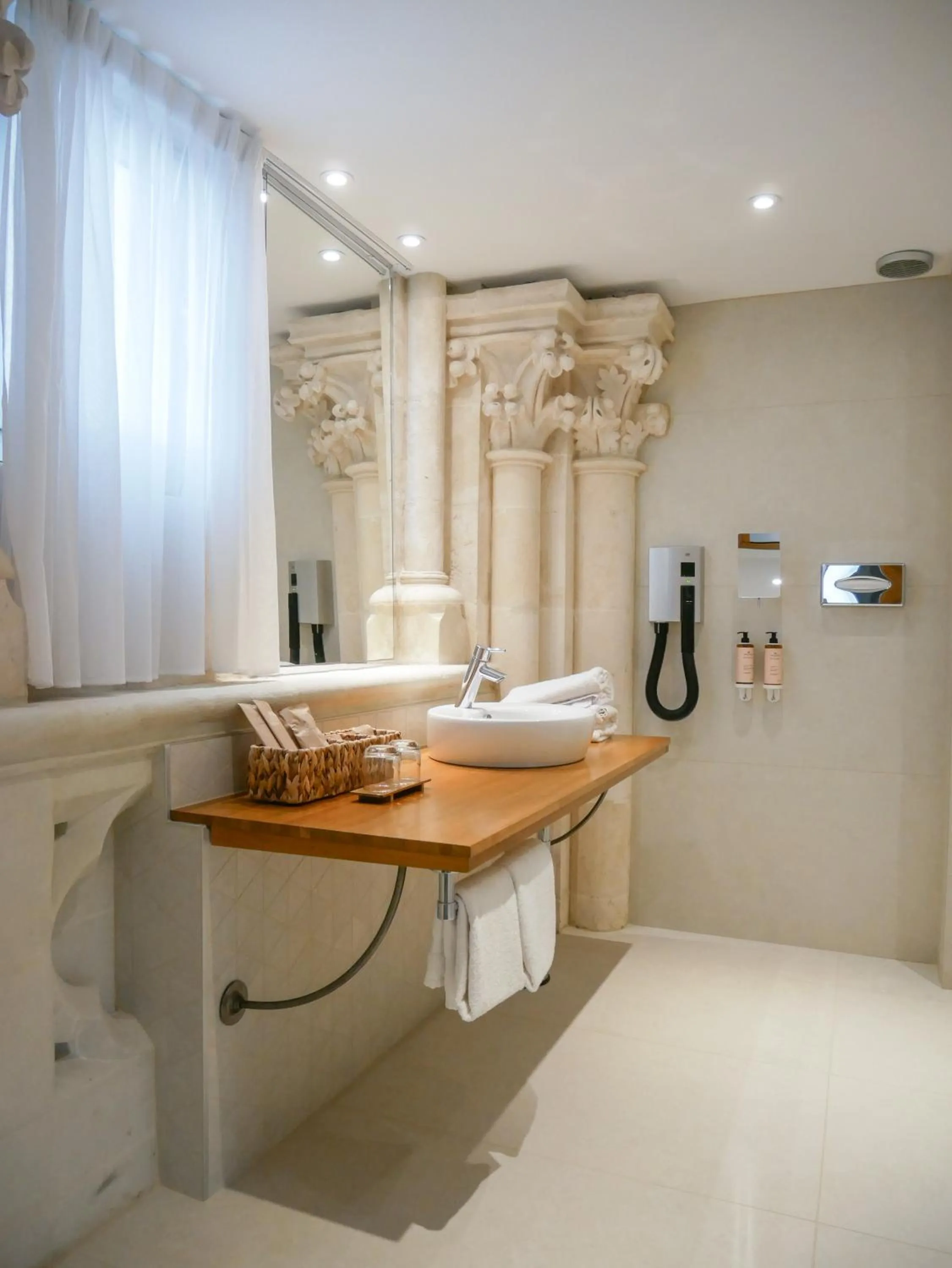 Bathroom in Mercure Poitiers Centre