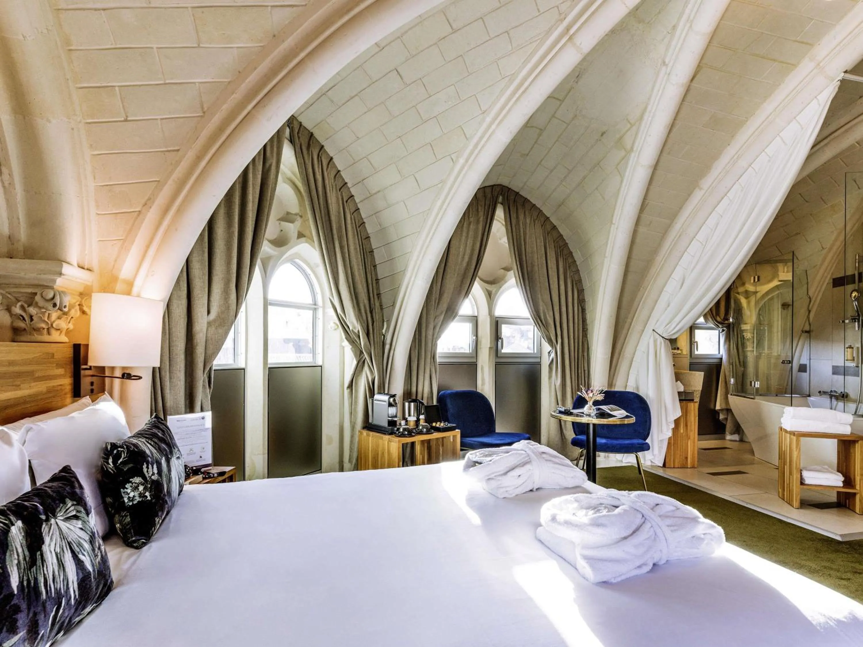 Bedroom, Bed in Mercure Poitiers Centre