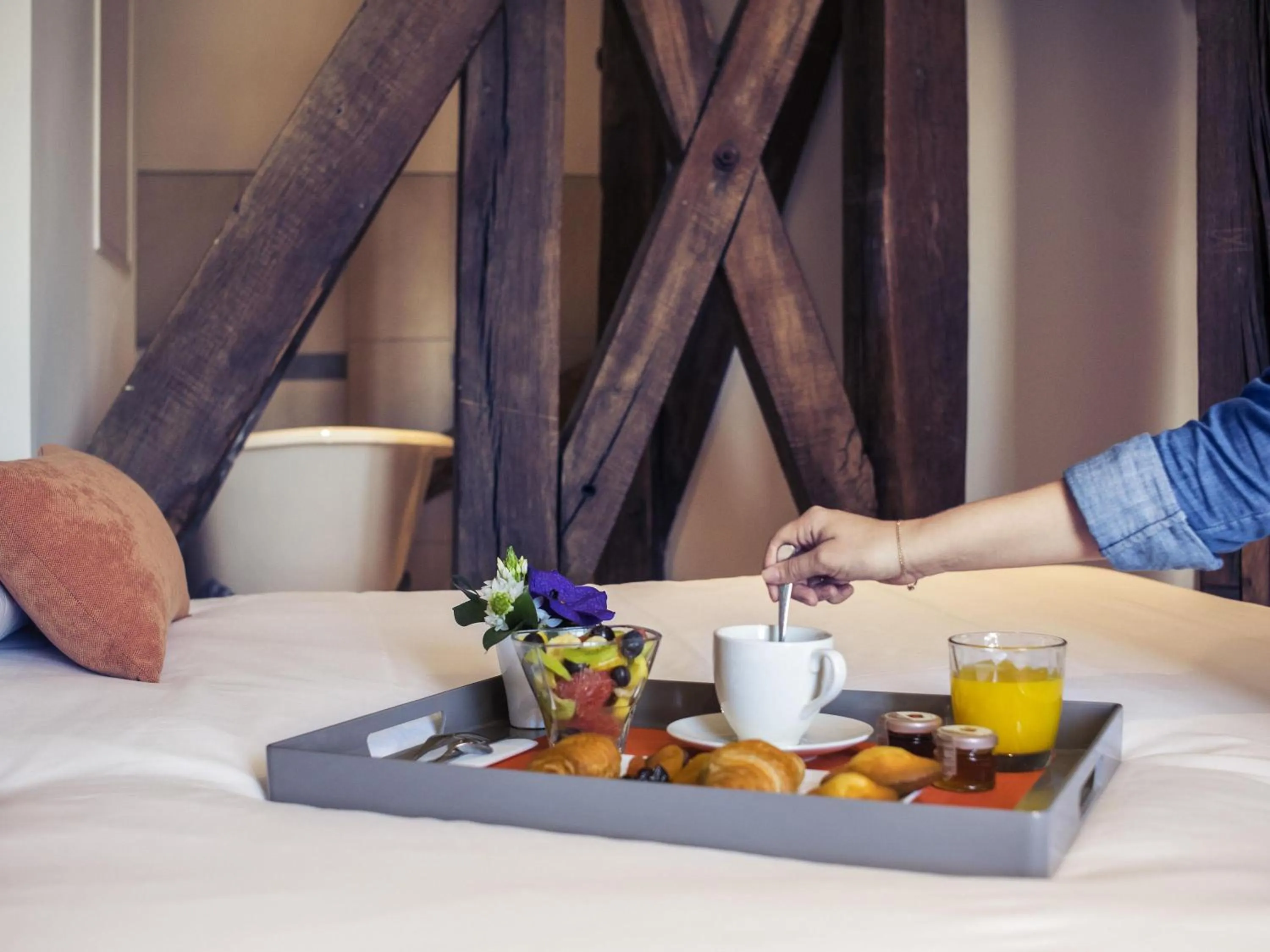 Bedroom, Bed in Mercure Poitiers Centre