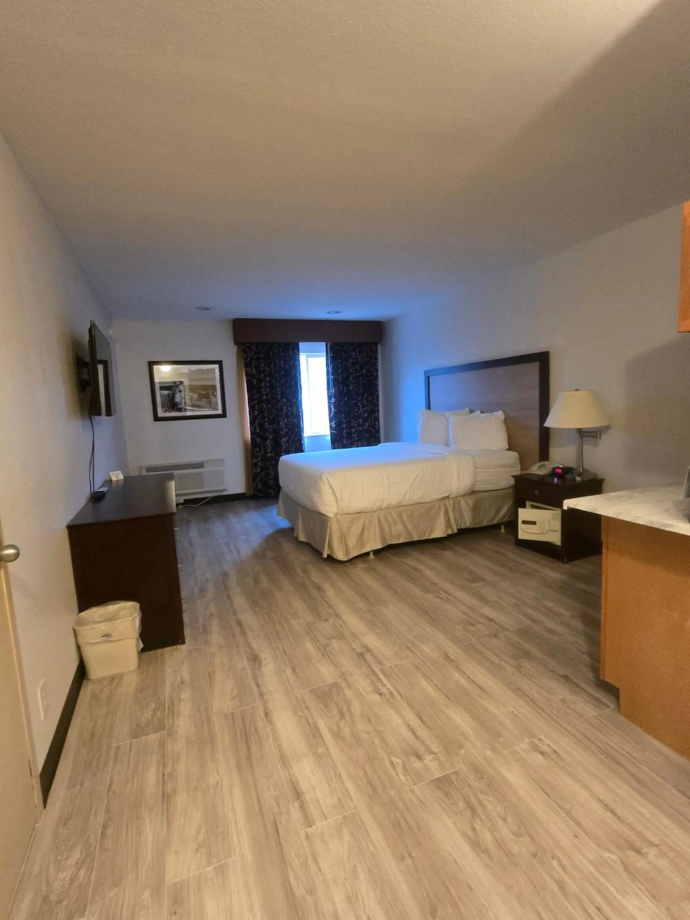 Photo of the whole room, Bed in Heritage Inn