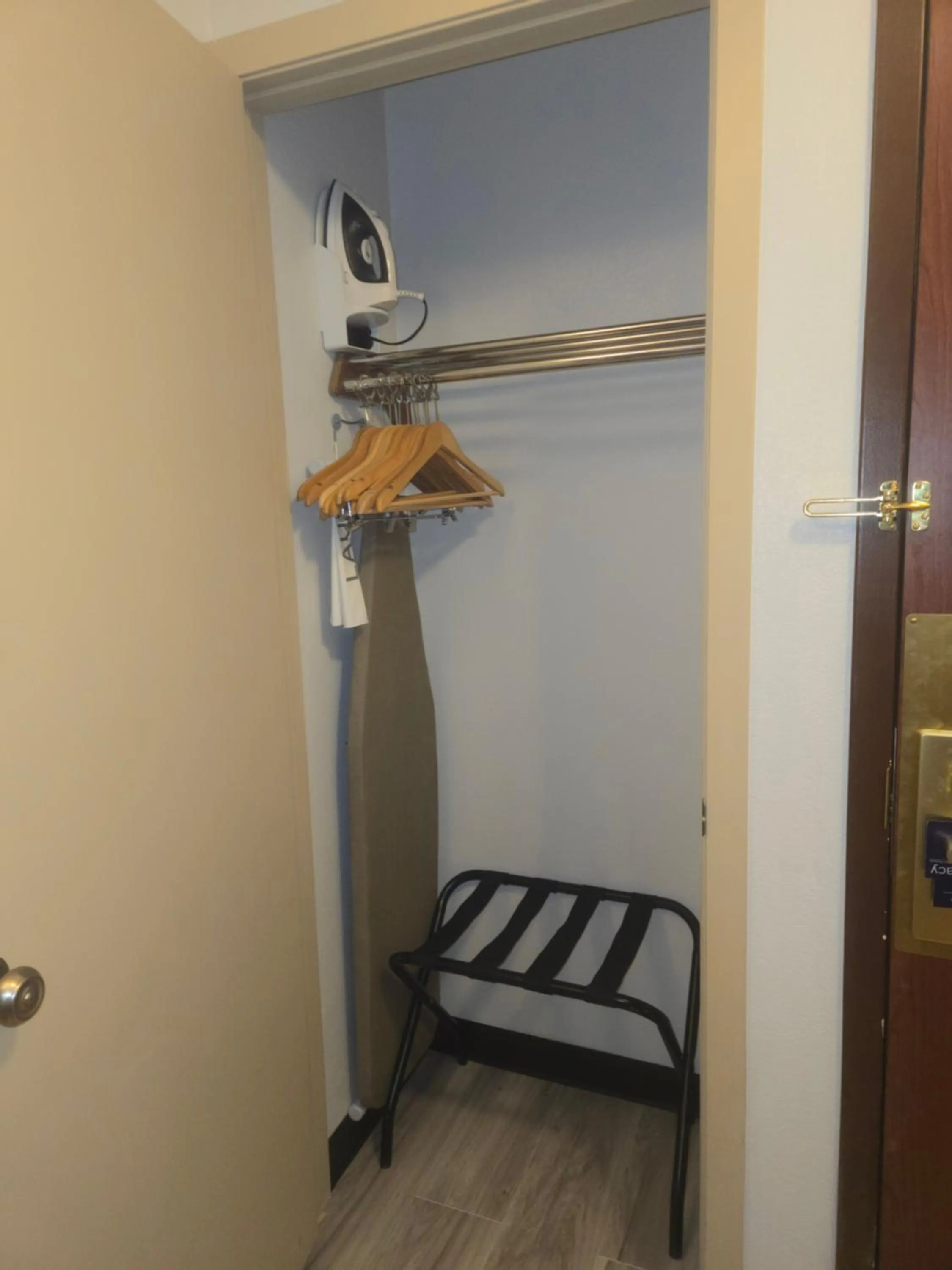 flat iron, Bed in Heritage Inn